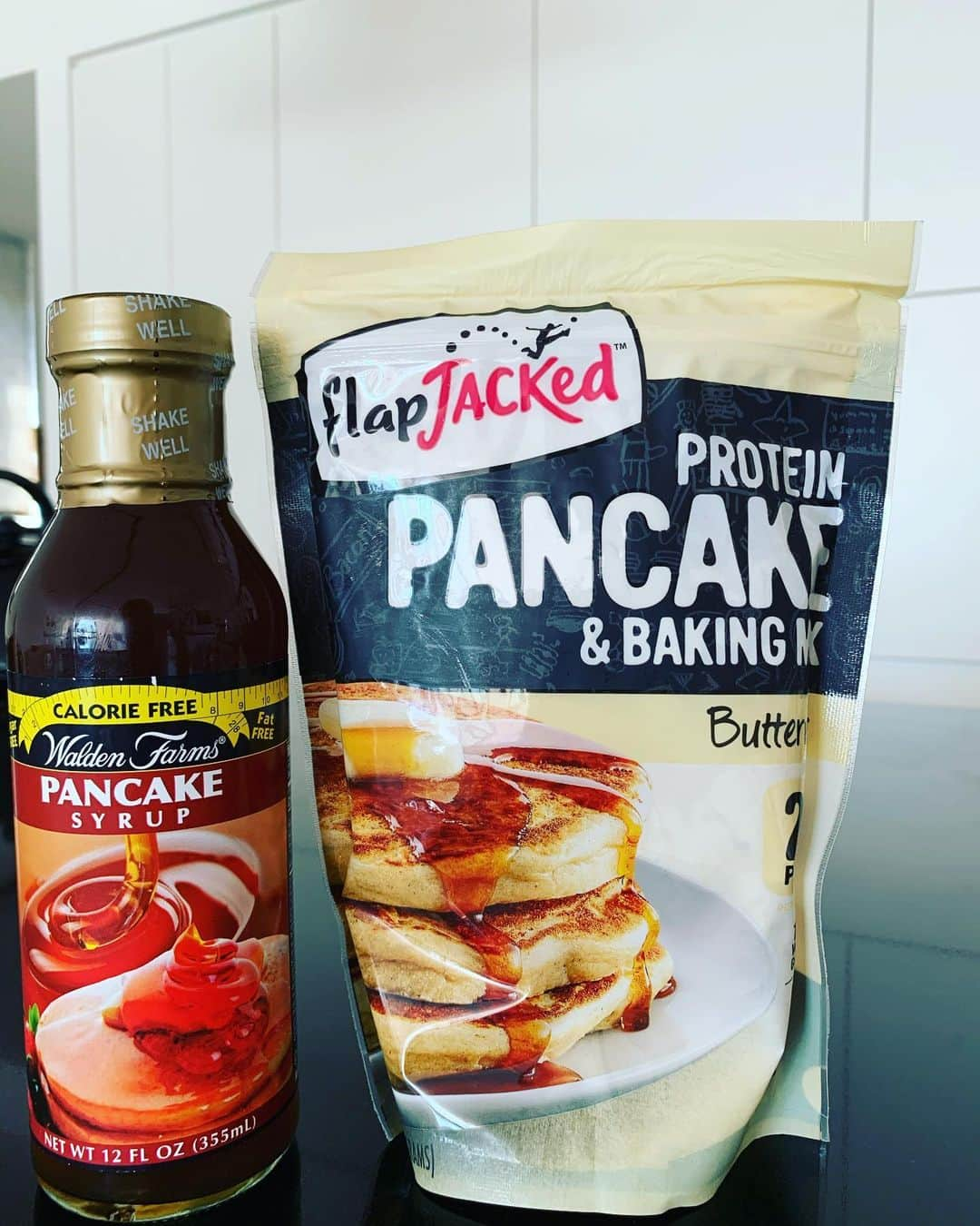 KENJI03のインスタグラム：「遂に手を出してしまった。。  #proteinpancakes #flapjacked  #pancakesyrup #iharb #パンケーキ #タンパク質 #hiyunk #kenji03 #teeda #backon #composer  #trackmaker #songwriter」