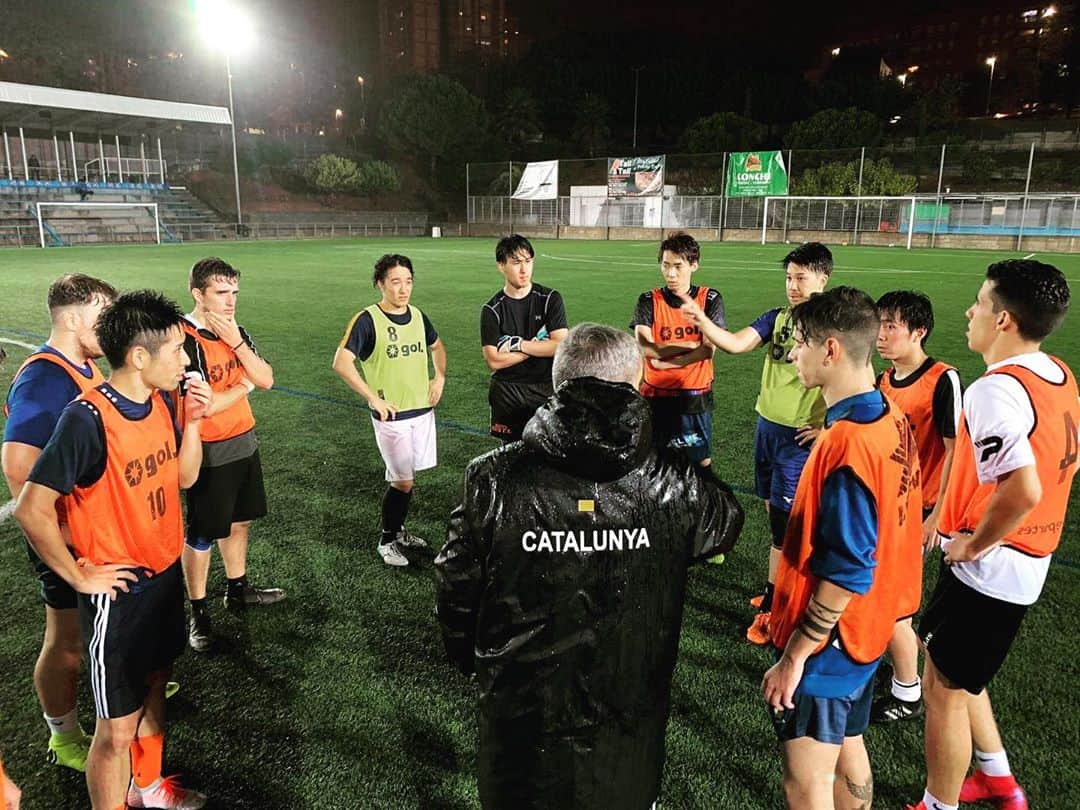 Alb Barcelona Football Academyのインスタグラム：「⚽️✍️🇪🇸  サッカーのトレーニングと語学学校でのスペイン語レッスンも始まっています💪  来週からはメインプログラムの1つでもあるビジネスカリキュラムも開講❗️  #アルビレックス #バルセロナ #アルビバルセロナ #アルビレックス新潟バルセロナ  #サッカー #留学 #スポーツビジネス #指導者 #スペイン #スペイン語 #海外」