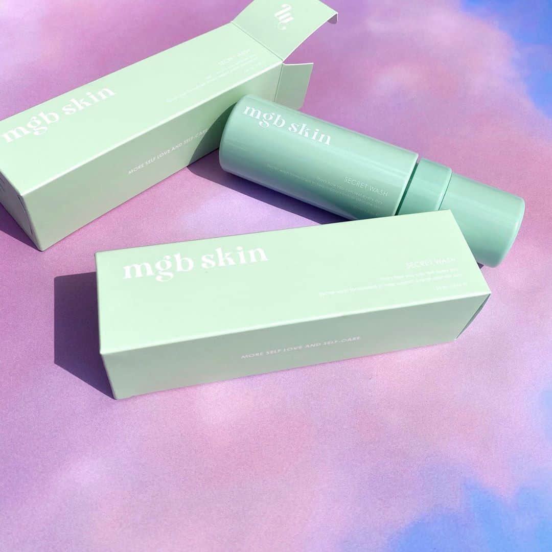 megbabyのインスタグラム：「みんなにお知らせです💚  @mgb_skin から初のボディーケアアイテム『SECRET WASH』の発売を予定しています👏✨待ちきれないのでチラ見せ🤫 . ユニセックスで使えるデリケートゾーン専用スキンケアウォッシュです🛁黒ずみやニオイ、不快感、肌荒れを洗うだけでケアしてくれます✨ . デリケートゾーンは弱酸性、普通のボディーソープや石鹸で洗うとお肌がアルカリ性に傾き、雑菌が増える原因に😭だから専用のものをつかってほしい！ . お肌へのやさしさと香りにこだわってとってもお気に入りのものが出来上がりました🥰 . 【SECRET WASHとは❔】 🥥ベビー用にも使われるココナッツ由来の弱酸性洗浄成分 🍏黒ずみやざらつきを乳酸(AHA)がマイルドにピーリング 💧グルセリンが10％配合！化粧水で洗ったかのような保湿力 🍃ハーブエキスが気になるニオイ問題を解決！いつもいい香りに . なかなか人には相談できないデリケートゾーンの悩み🥺 肌悩みなどたくさんの方からDMが届く中デリケートゾーンの悩みも相談してくれる方が意外にも多く、そんな悩みをなくす手助けがわたしにできればという思いで、みなさんの声からこの商品が誕生しました🙏❤️ とってもいい香りのふわふわの泡💭早くみんなにこの良さを試してほしい👼🏻✨ 発売日や詳細はまたお知らせします💓 明日20時くらいからインスタライブします☺️ ・・ @megood__beauty #MEGOODBEAUTY #mgbskin」