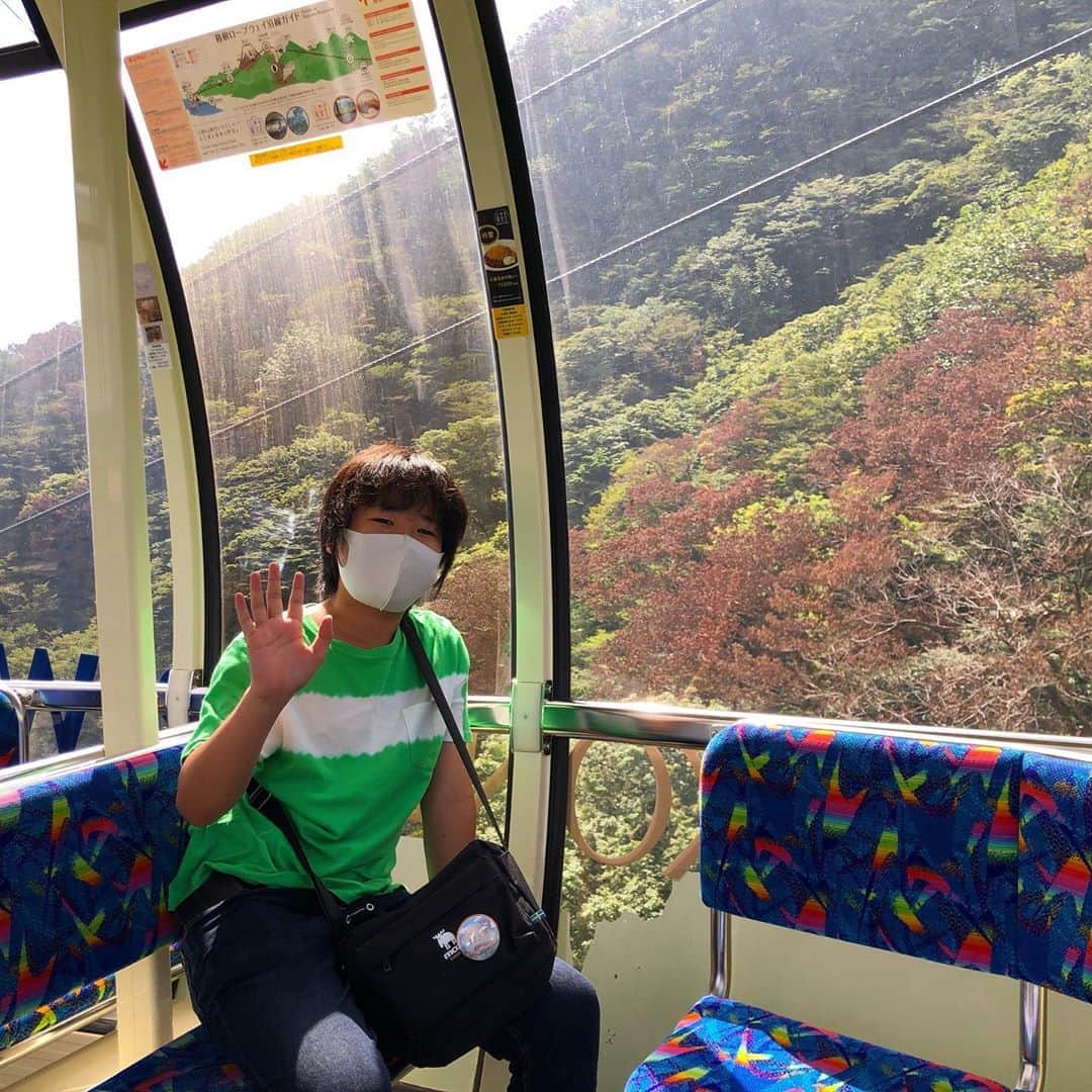 がっちゃんのインスタグラム：「がっちゃんが箱根に行くたびにに運休だったロープウェイにやっと乗ることができました✨ 景色が最高でした👍✨  #箱根 #箱根ロープウェイ #ropeway #japantrain #japantrip #japantravel #sky #旅行 #小学生 #小学生男子 #がっちゃん #かっちゃんねる」