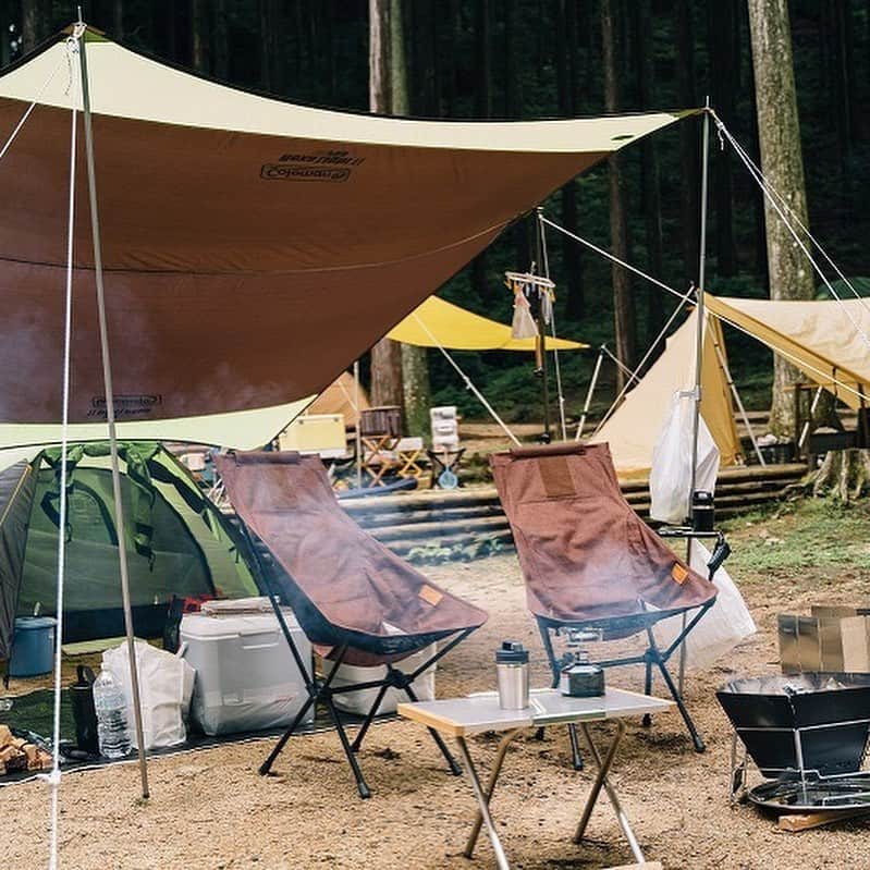 キャンプ情報サイト［ランタン］さんのインスタグラム写真 - (キャンプ情報サイト［ランタン］Instagram)「CAMP SMILE STYLE ／ ヘリノックスのチェアに 深く腰かけ焚き火を楽しむ ＼ いろんなキャンパーのキャンプスタイルを現地取材と一般キャンパーからの投稿で数多く掲載してます。 . . 詳しくは @lantern.camp webサイトをご覧ください . . #camp #camping #outdoor #travel #trip #lantern_smile #nature #キャンプ #キャンプ用品 #アウトドア #テント #自然 #旅行 #キャンプ初心者 #キャンプ好きな人と繋がりたい #キャンプスタイル #LANTERN #キャンプギア  #ヘリノックス #Helinox #ヘリノックス‗チェア #コールマン #coleman #コールマン‗タープ #焚き火 #焚き火台 #キャプテンスタッグ #captainstag #かぶとの森テラスキャンプ場 #デュオキャンプ」9月9日 17時54分 - lantern.camp