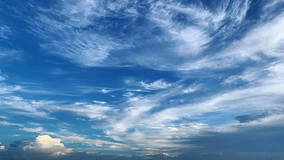 より子さんのインスタグラム写真 - (より子Instagram)「#空 と #雲 と #風 とっても綺麗です✨ #sky #wind #blue ・ 外からの配信やりたくなるね！ ・ 🎙配信情報🎙 自由すぎる配信者、 シンガーソングライターYORICOがお送りする、 しゃべって歌ってリスナーと生トークしたりしなかったりする番組です。 最近悩みを抱えている方、 なんだか嫌なことを思い出す方、 不眠気味の方、 腰痛肩こり心の疲れには効果的面です😌 ただただマジでヒマな方にもオススメです😉🤩 【 LIVE&RADIO 裏YORISTAvol.15 】  参加チケット絶賛発売中🎫↓ YORICO OFFICIAL ONLINE STORE https://gsfr3.app.goo.gl/ot1qR3 @BASEec」9月9日 17時54分 - yorico513