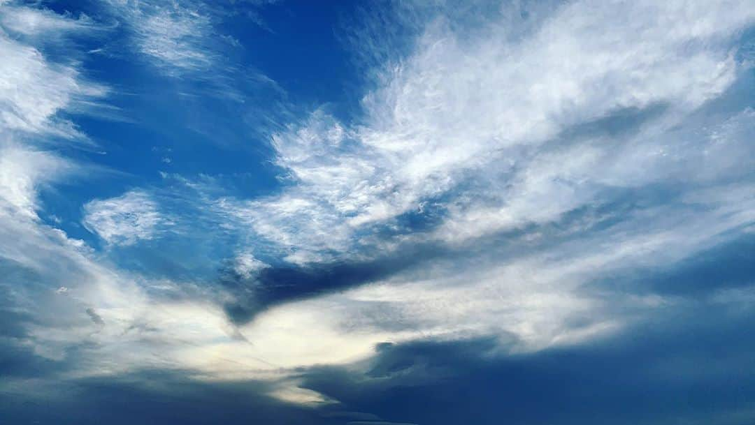 より子さんのインスタグラム写真 - (より子Instagram)「#空 と #雲 と #風 とっても綺麗です✨ #sky #wind #blue ・ 外からの配信やりたくなるね！ ・ 🎙配信情報🎙 自由すぎる配信者、 シンガーソングライターYORICOがお送りする、 しゃべって歌ってリスナーと生トークしたりしなかったりする番組です。 最近悩みを抱えている方、 なんだか嫌なことを思い出す方、 不眠気味の方、 腰痛肩こり心の疲れには効果的面です😌 ただただマジでヒマな方にもオススメです😉🤩 【 LIVE&RADIO 裏YORISTAvol.15 】  参加チケット絶賛発売中🎫↓ YORICO OFFICIAL ONLINE STORE https://gsfr3.app.goo.gl/ot1qR3 @BASEec」9月9日 17時54分 - yorico513