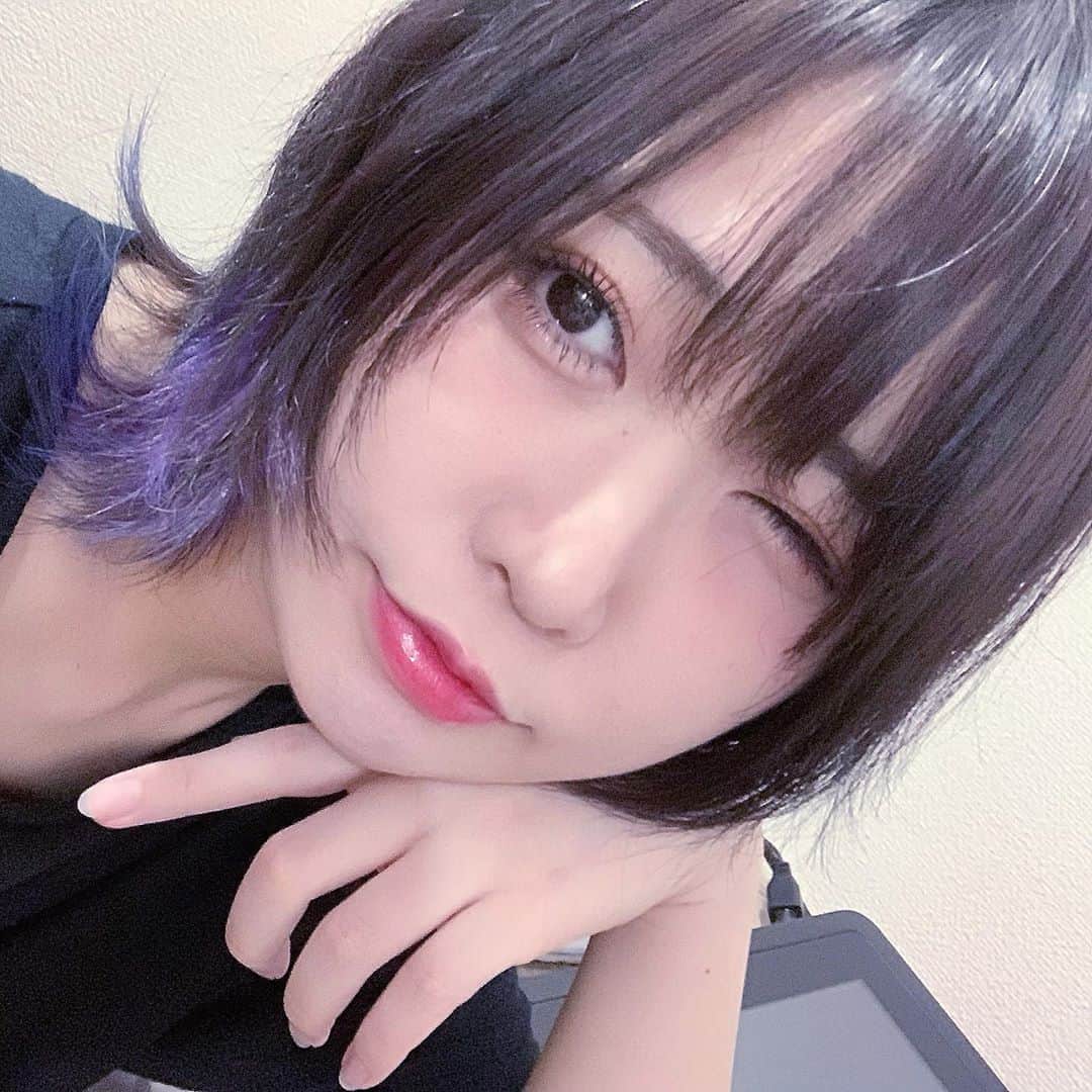 ねおきまこのインスタグラム：「こんくらいの髪型が1番似合う気がする、、、🤔でもロングになりたいから伸ばすけどね😈  #ウルフヘア #ウルフカット #purple hair #自撮り女子」