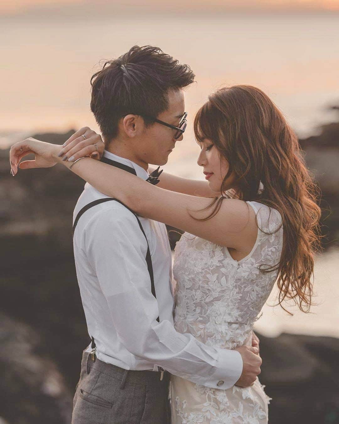 のインスタグラム：「@farny_weddingをフォローして #プラコレ #farnyレポ を付けて投稿してくださいね♥ . :-: :-: :-: :-: :-: :-: :-: :-: :-: 本日紹介したいウェディングフォトは・・・ @serira25 さん♡ . ラスティックで味のある色味が とってもお洒落なビーチフォト* おふたり揃って小物使いも とってもお洒落ですよね💐 . ==================== 𝕃𝕠𝕔𝕒𝕥𝕚𝕠𝕟:Yokohama ==================== \\花嫁ライター募集中// @farny_wedding の DMより”Farny 花嫁ライター希望”とお送りくださいね◎ 担当者から折り返しご連絡さしあげます⁂ . \\花嫁アプリ // プロのアドバイザーに結婚式の相談を何度でも♡ ウェディングドレスの記事や、 自分のウェディングレポを残せちゃう♡” . ＞＞＞TOPのURLからcheck ⋈ @placolewedding ＞＞＞結婚のご相談は プラコレウェディングアドバイザーへ♡ @wedding_adviser ＞＞＞ウェディングレポを残したいなら、 farny by プラコレをcheck ✎ @farny_wedding ＞＞＞ウェディングアイデア＆DIYは ドレシーアイデアcheck ❁ @dressy_idea . ┈┈┈┈┈┈┈┈┈┈┈┈┈┈┈┈┈┈┈ #プレ花嫁 #卒花嫁 #結婚準備 #結婚式 #結婚式場 #当日レポ #撮影指示書 #weddingtbt #ウェディングフォト #ブライダルフェア #卒花しました #farnyレポ #前撮り #2020秋婚 #2020冬婚 #挙式 #令和花嫁 #全国のプレ花嫁さんと繋がりたい #ナチュラルウェディング #ビーチフォト #ラスティックウェディング #おしゃれ花嫁 #パンパスグラスブーケ #刺繍ドレス #ビーチフォト」