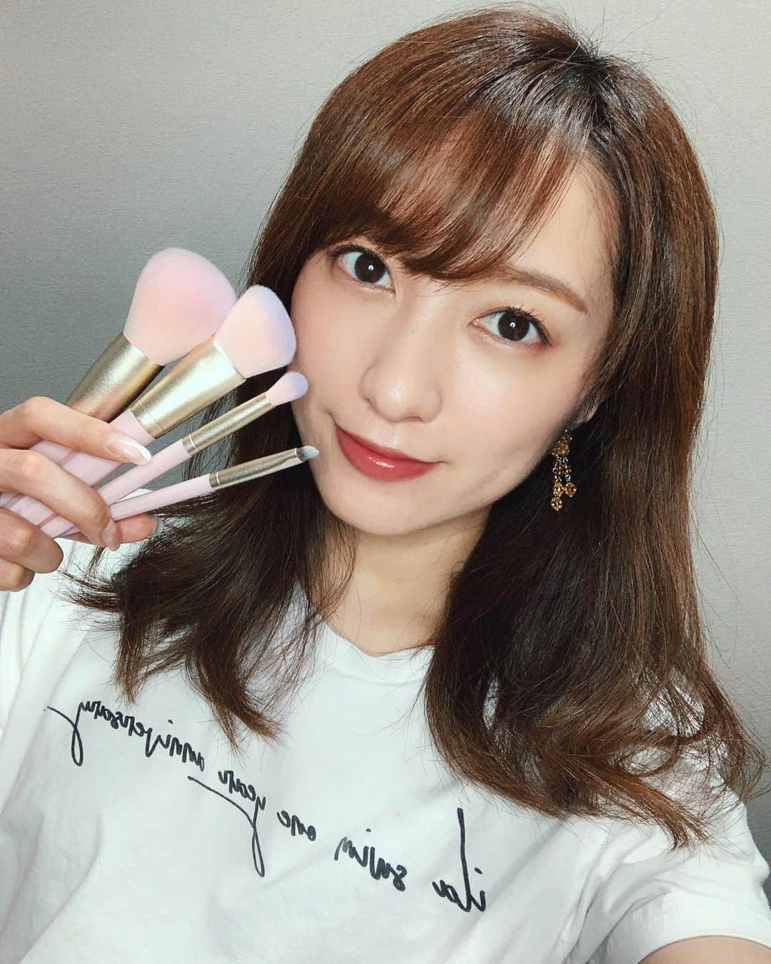 瀬口かなのインスタグラム：「メイク道具紹介💄﻿ ﻿ ずーーっとメイクブラシが欲しくて、﻿ SIXPLUSのポーチ付き9本セットGETした〜！﻿ ﻿ 私的にはカバーがついてるのが携帯しやすいからとても良き🙆‍♀️✨﻿ ﻿ そしてあんまり小物でピンクとかカラフルなもの使ったりしないからこのゆめかわなカラー新鮮で気に入ってる😂🦄🌈﻿ ﻿ ﻿ #メイクブラシ #sixplus #コスメ購入品 #コスメレビュー #メイク道具 #チークブラシ #ファンデーションブラシ #selfie」