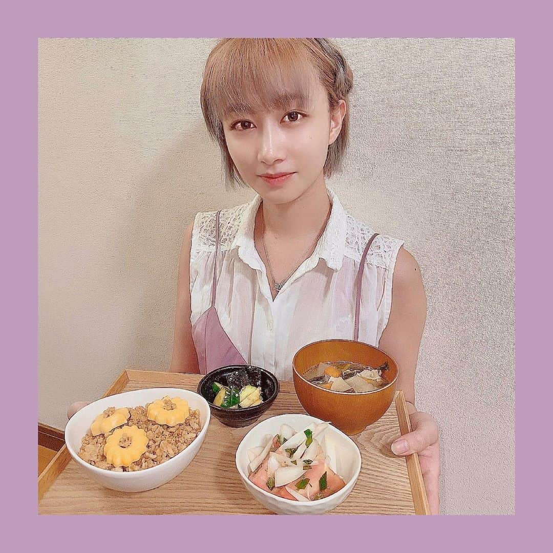 福島雪菜のインスタグラム：「ʚ✞ɞ * * 今日の晩ごはん( ˶˙ᵕ˙˶ ) * ✧鶏そぼろ丼 ✧トマトの和風マリネ ✧きゅうりの塩昆布和え ✧豚汁 * #手料理❤️ #おうちごはん * ﾟ*❋⁎❈*ﾟ*❋⁎❈*ﾟ*❋⁎❈*ﾟ*❋⁎❈*ﾟ*❋⁎❈ * 今日の21:00〜22:00頃まで #LINELIVE 配信します^ ^ * * 良かったら遊びに来て下さい⍤⃝💓」