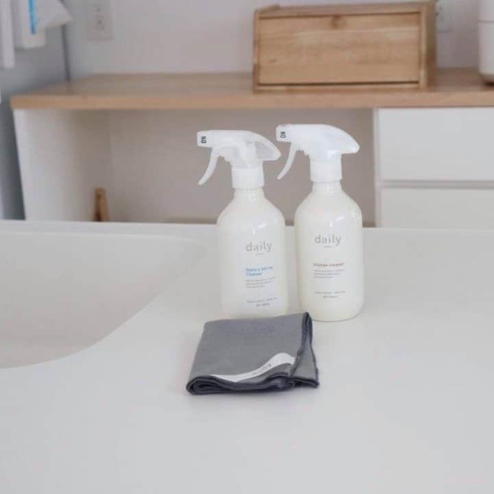 ムクリ［mukuri］さんのインスタグラム写真 - (ムクリ［mukuri］Instagram)「新居に引越しから使ってほしいアイテム！それがdailyのクリーナーです。  キッチンも洗面周りも、おうちのいたるところで メーカーはお手入れに基本中性洗剤を推奨されています。  洗浄成分の強い洗剤は 手強い汚れには最適ですが、 新居のスタートからはなるべく中性洗剤がオススメ。  6月にお引越しされた @suu.home_ さん。 dailyのクリーナー使っていただき嬉しいです！  ----------------------------------------- 新居に引っ越したら使いたい！とずっと思っていた @daily_mukuri さんのクリーナー . 家事の中でも大の苦手なのが掃除、、 形から入るタイプの私は、こんな素敵なグッズだと頑張れるかなと思い購入。 . 1ヶ月弱、キッチンクリーナーとガラス&ミラークリーナーを使っていますが、どちらも毎日の掃除に欠かせないものになりました☺︎ . 専用のマイクロファイバークロスを使うと、 拭きムラがほんとに残らない！ . これからも長くお世話になると思うので、 先日の楽天マラソンで詰め替えセットを買い足しました𓅯 . シンプルなデザインで、いかにもお掃除グッズという感じがしないのもお気に入りです♩ -----------------------------------------  中性洗剤でも日々の汚れでしたらしっかり落とせるよう 成分までこだわっています。  クリーナーとマイクロファイバークロスのギフトセットもご用意がありますので、お引越し祝いにも最適だと思います☺️  ▶お買い求めは @daily_mukuri プロフィールのURL または、投稿画像をタップ！ ※Amazonでも一部商品取り扱い始めました＾＾  #dailymukuri または @daily_mukuri にタグ付けいただいた中から、インスタグラムでご紹介していきます＾＾ （キャプション：編集長）  #インテリア#ナチュラル#シンプル#シンプルライフ#ナチュラルインテリア#シンプルインテリア#バルミューダ#balmuda#コーヒーメーカー#北欧ナチュラル#北欧インテリア#マイホーム#キッチンリセット#キッチンクリーナー#こそうじ#新築#新築一戸建て#リクシル#リクシルアレスタ#アレスタ#キッチン掃除#暮らし#子どものいる暮らし#キッチン背面#くらしの編集#ムクリ#dailymukuri」9月9日 18時01分 - mukuri_official