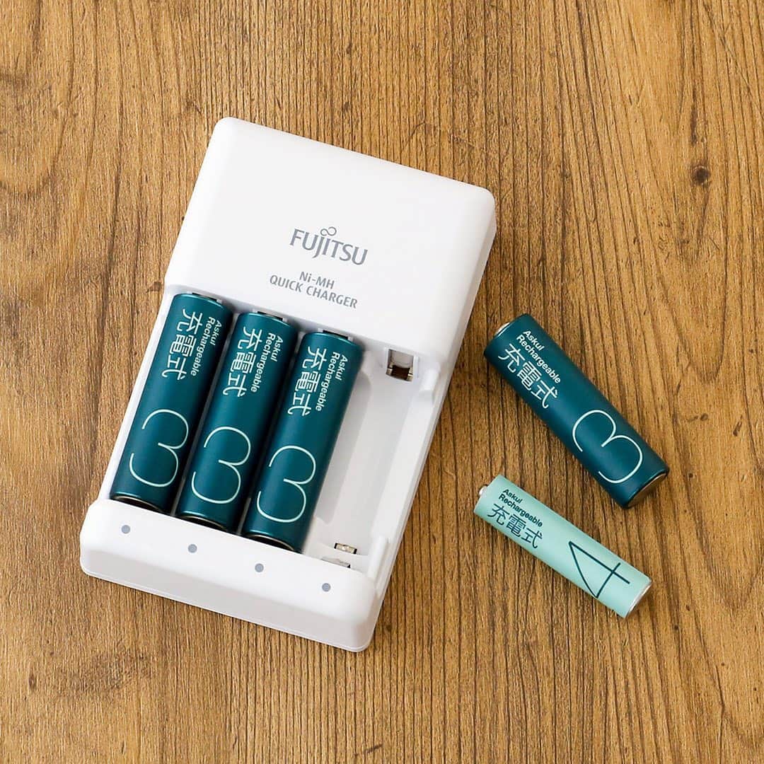 LOHACO（ロハコ）さんのインスタグラム写真 - (LOHACO（ロハコ）Instagram)「＼日々の備えに乾電池を見直してみませんか？／  超パワフル＆長持ち👍アスクルオリジナルのハイパワーアルカリ乾電池PROをご紹介！  約10年※の保存性能を可能にした乾電池なので、いざという時の備えに重宝する商品です。  安定した品質を保つため、富士通グループFDK社による品質管理のもと完全国内生産にて製造されている、とってもこだわりの乾電池なんです！  単1～4形まで展開しているので、日々使うリモコンやマウスから、トランシーバーなどの大電流領域まであらゆる機器で使えますよ。  海外のデザイナーによるシンプルな北欧デザインもおすすめポイントです♪  その他、液漏れ防止強化されたスタンダードタイプや、繰り返し使える充電式ニッケル水素電池もオリジナル商品で展開中！  長時間使える懐中電灯やラジオと一緒に備えておくのもおすすめです。  ぜひ、一度チェックしてみてください♪  ※「10年」とは、JIS準拠の保存条件（温度20±2℃、相対湿度55±20％）での保管を前提としています。 ＿＿＿＿＿＿＿＿＿＿＿＿＿＿  ▼Instagramで紹介した写真の詳細は プロフィール @lohaco.jp から♪  ▼商品のURLはこちら https://685.jp/35iD2NT ＿＿＿＿＿＿＿＿＿＿＿＿＿＿＿   #アスクルオリジナル #LOHACO限定 #ロハコ限定 #乾電池 #電池 #水素電池 #懐中電灯 #ラジオ #備え #もしもの備え #災害時の備え #備えあれば憂いなし #防災グッズ見直し #防災 #防災グッズ #防災用品 #防災備蓄 #防災備蓄品 #シンプルデザイン #かしこい生活 #丁寧な暮らし #暮らしを整える #日々の暮らし #日々の生活 #暮らし #くらし #ロハコ #lohaco #askul #アスクル」9月9日 18時03分 - lohaco.jp