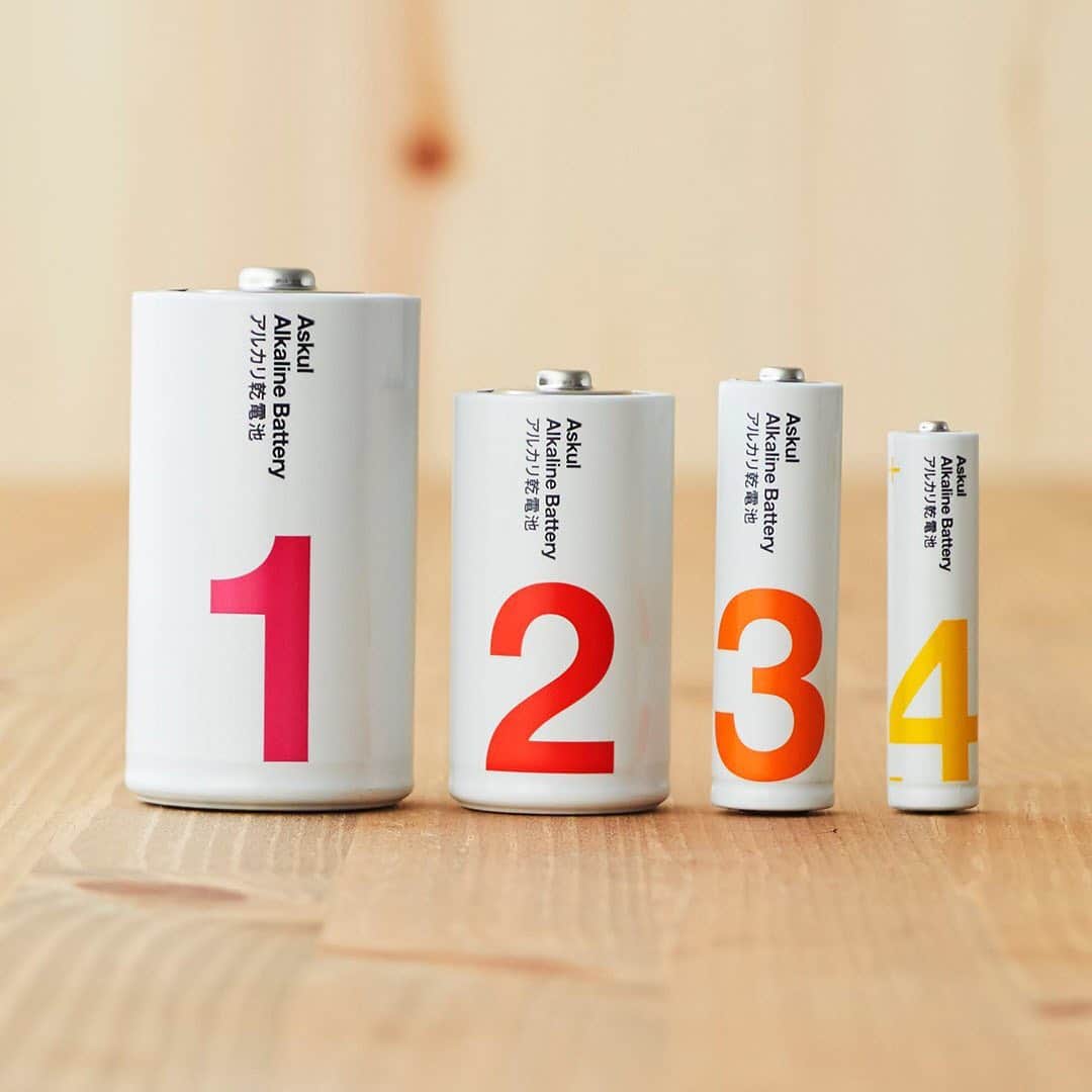 LOHACO（ロハコ）さんのインスタグラム写真 - (LOHACO（ロハコ）Instagram)「＼日々の備えに乾電池を見直してみませんか？／  超パワフル＆長持ち👍アスクルオリジナルのハイパワーアルカリ乾電池PROをご紹介！  約10年※の保存性能を可能にした乾電池なので、いざという時の備えに重宝する商品です。  安定した品質を保つため、富士通グループFDK社による品質管理のもと完全国内生産にて製造されている、とってもこだわりの乾電池なんです！  単1～4形まで展開しているので、日々使うリモコンやマウスから、トランシーバーなどの大電流領域まであらゆる機器で使えますよ。  海外のデザイナーによるシンプルな北欧デザインもおすすめポイントです♪  その他、液漏れ防止強化されたスタンダードタイプや、繰り返し使える充電式ニッケル水素電池もオリジナル商品で展開中！  長時間使える懐中電灯やラジオと一緒に備えておくのもおすすめです。  ぜひ、一度チェックしてみてください♪  ※「10年」とは、JIS準拠の保存条件（温度20±2℃、相対湿度55±20％）での保管を前提としています。 ＿＿＿＿＿＿＿＿＿＿＿＿＿＿  ▼Instagramで紹介した写真の詳細は プロフィール @lohaco.jp から♪  ▼商品のURLはこちら https://685.jp/35iD2NT ＿＿＿＿＿＿＿＿＿＿＿＿＿＿＿   #アスクルオリジナル #LOHACO限定 #ロハコ限定 #乾電池 #電池 #水素電池 #懐中電灯 #ラジオ #備え #もしもの備え #災害時の備え #備えあれば憂いなし #防災グッズ見直し #防災 #防災グッズ #防災用品 #防災備蓄 #防災備蓄品 #シンプルデザイン #かしこい生活 #丁寧な暮らし #暮らしを整える #日々の暮らし #日々の生活 #暮らし #くらし #ロハコ #lohaco #askul #アスクル」9月9日 18時03分 - lohaco.jp