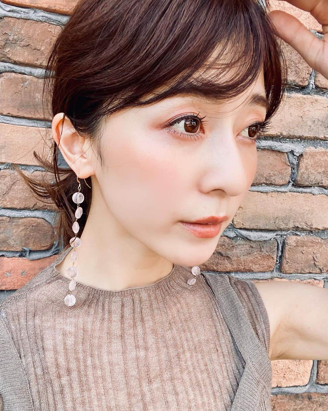 水野佐彩さんのインスタグラム写真 - (水野佐彩Instagram)「・ 9月になったら 爪先は隠したい派です😚💗 足元から秋にしていくのが好き🤍 早くブーツ履きたいな〜😚 スーパー行く前の写真なんだけど @sahabyelliee のエコバッグが便利すぎて 必ずこれを持って行っています🤍 お洋服は @mercuryduo_com  ピアスは @uiqut  パンプスは @louboutinworld  新しい @dasique_official のアイシャドウ 今回も最高でえす！🥺💕💕 #sサイズコーデ #153cmコーデ #おちびコーデ #ママコーデ #sサイズ女子 #30代ファッション #30代コーデ  #おちびの輪 #きょコ #ママライフ #令和2年ベビー #2020年ベビー #女の子ママ #秋メイク」9月9日 18時14分 - saaya_mizuno