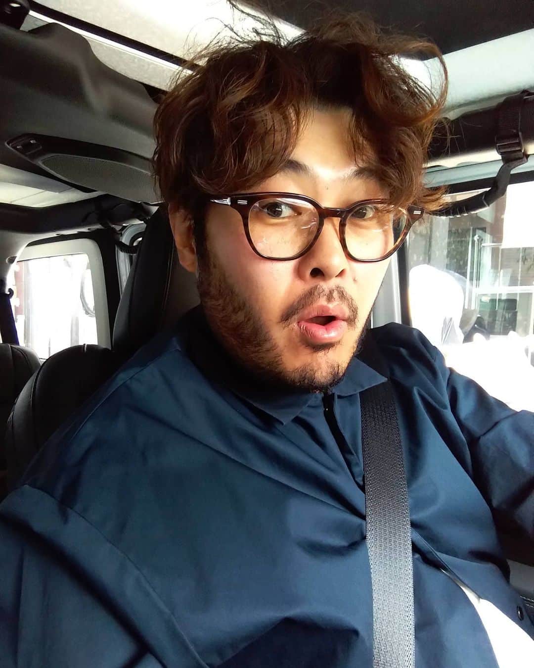 キム・ギバンのインスタグラム：「. 오늘의 출근길! 오랜만에 모자 벗음! 머리카락 기르기 참으로 힘듦..🤮 . #남자는머리빨 #미용실은 @comme_nana  #오늘의헤어는 @ish19__  땡큐 소희쌤~」