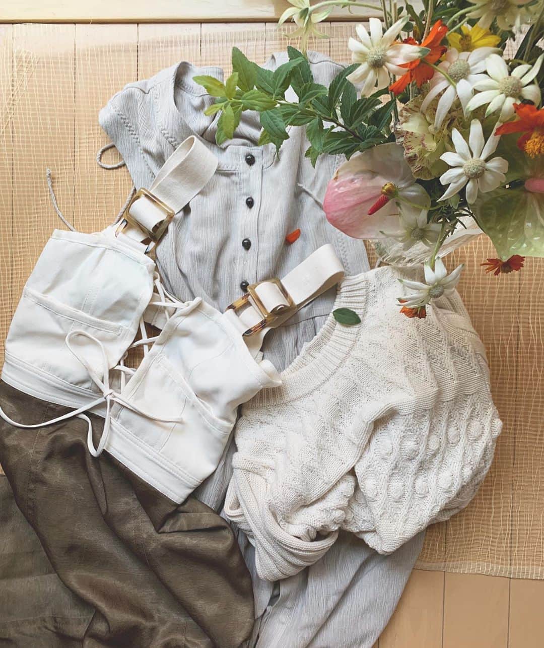 江本るり恵さんのインスタグラム写真 - (江本るり恵Instagram)「お花が嬉しくてパシャパシャ写真を撮ってる。笑 お気に入りな @nire_tokyo のお洋服と。🤍 #nire」9月9日 18時14分 - emotorurie