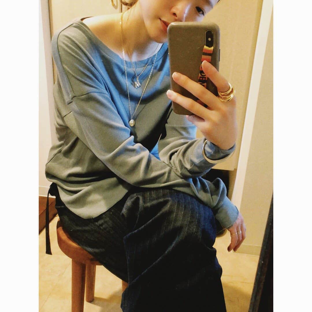 野尻美穂のインスタグラム：「今日届いて早速着てる◎ 袖通して着心地良いと、良し💯ってなる😌 このトップスは3色展開だよ💮 パンツはベストの友達🤝 明日から発売だよ🌹夜のライブも是非観てね〜😌  #wai_ships」
