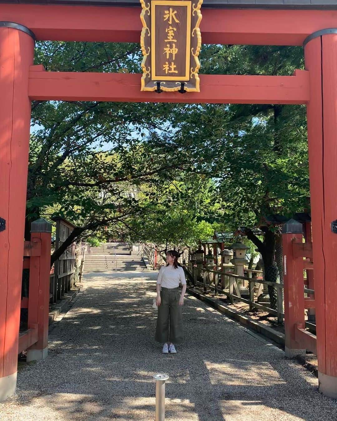 松本ルナさんのインスタグラム写真 - (松本ルナInstagram)「ちょっと前に行った氷室神社〜⛩💓﻿ ﻿ ここはね氷の神様がいる所で﻿ 宮司さんが氷を削ってくれるんだ〜！！﻿ ﻿ でね、かき氷を拝殿の前にお供えして﻿ お賽銭を入れて…﻿ ここだけの参拝方法なんだって🙏✨﻿ ﻿ その後お供えしたかき氷を食べる事が出来るんだー😆✨﻿ ﻿ おみくじも氷につけたら文字が出てくるの😳🧊﻿  字が浮かび上がる瞬間なんかドキドキもするし﻿ 神秘的やった💙﻿ ﻿ちなみに、おみくじは…吉でした！うふっ﻿ ﻿ その後は、ずっっと行きたかった﻿ K COFFEEに行ってきたよ❣️﻿ ﻿ 珈琲豆の自動販売機？みたいなのがあって﻿ コーヒーソフトもあって﻿ カフェイン大好きな私には興奮する場所でした😍笑﻿ ﻿ ﻿めっちゃ美味しかった🥺🧡  #氷室神社 #氷みくじ #氷の神様  #かき氷 #神秘的 #鹿も遊びにくるよ  #奈良 #奈良観光 #観光スポット  #神社 #神社巡り #珈琲 #カフェイン  #珈琲好きな人と繋がりたい #ルナマップ　 #勝手に奈良観光大使 #shrine」9月9日 18時13分 - ruruna0123