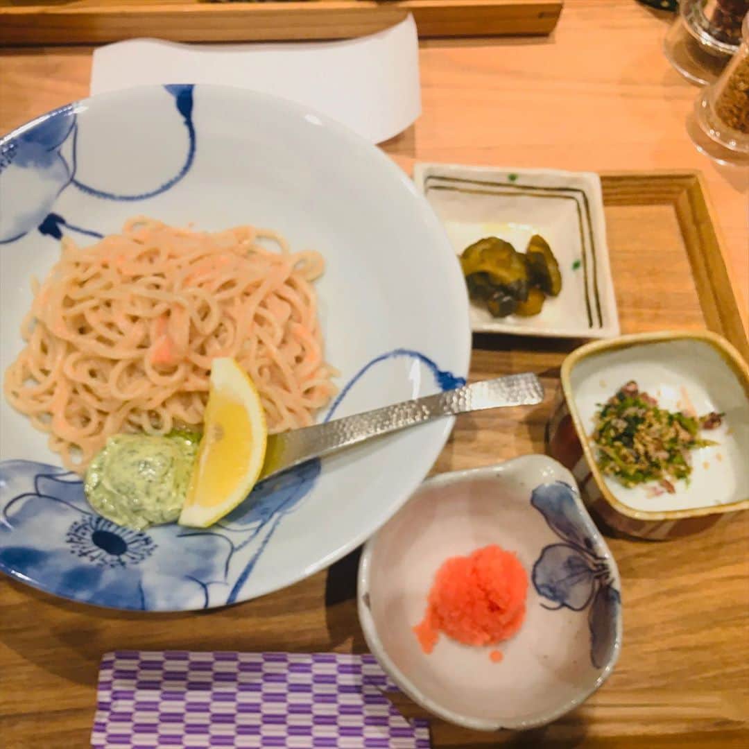 横道侑里のインスタグラム：「タラコスパゲッティ専門店気になっててやっと行けたよー！！ メーーっちゃ美味しかった。。。 フルーツ大好きな私はちゃんと、レモンまで食べ切るのよ！笑笑」