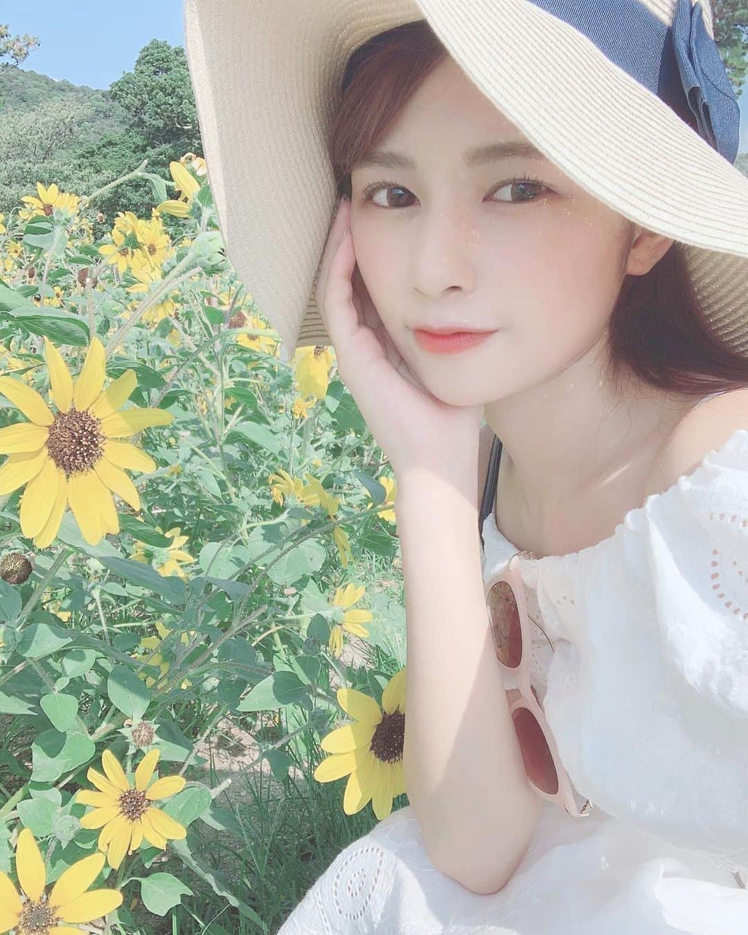 のインスタグラム：「🌻🌞🌴﻿ ﻿ ﻿ ﻿ ﻿ ﻿ ﻿ ﻿ ﻿ #ひまわり #ひまわり畑 #向日葵 #向日葵畑﻿ #イングランドの丘 #淡路島 #淡路島旅行 ﻿ #sunflower #🌻 ﻿ #夏 #夏の思い出 #夏の花 #夏の終わり ﻿ #夏服 #夏コーデ #ワンピース #ワンピースコーデ ﻿ #summer #summerfashion #summertime ﻿ #花 #花のある暮らし #花好き ﻿ #flowers #flowerphotography #flowerstagram ﻿ #麦わら帽子 #帽子 #帽子コーデ #白ワンピ ﻿」