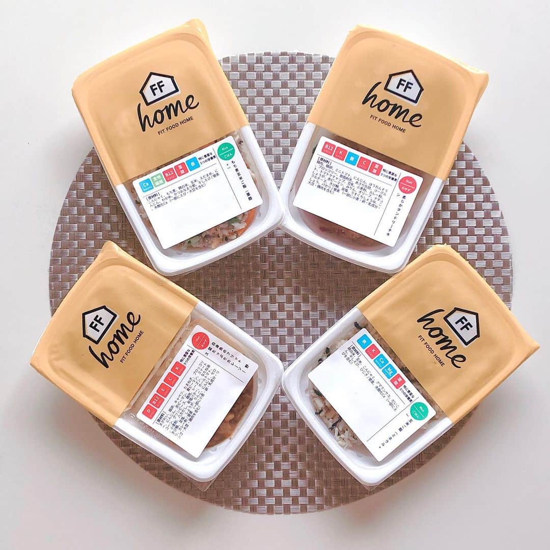 じゅみさんのインスタグラム写真 - (じゅみInstagram)「本日私がいただくのは…💁‍♀️ ﻿ ﻿ 🐟白身魚のフリット﻿ 🍚もち麦玄米ご飯﻿ 🍖やわらかタンドリーチキン﻿ 🥕野菜副菜いろいろ﻿ ﻿ ﻿ なんとこれ﻿ 全部 @fitfood_home の冷凍ミールをチンしただけ🍴💓﻿ ﻿ ﻿ 無添加手作りおかずやごはんが﻿ 急速冷凍されたもの🍽﻿ ﻿ ﻿ 時間がなくてお料理の余裕がないとき﻿ めちゃくちゃ助かる…🥺✨✨﻿ ﻿ ﻿ ごはんは﻿ 完全無農薬なお米に﻿ 葉酸やミネラルを混ぜ込んだサプリごはん🍚﻿ ﻿ おかずも出汁がすごく効いてる😋﻿ プレートだから野菜の彩もバッチリ👌﻿ ﻿ ﻿ 今日作ったのはお味噌汁だけ🤣﻿ たまにはこんな楽な日もあっていいかな❤️﻿ ﻿ せめて盛り付けだけでも可愛くしてみました✨﻿ ﻿ 忙しいけど﻿ しっかり栄養とりたい🍅﻿ コンビニやレトルトじゃ不安🤭﻿ って人におすすめ♫﻿ ﻿ ﻿ #おうちごはん　#fitfood﻿ #fitfoodhome #pr #tavenal﻿ #ワンプレート #無添加﻿ #foodstagram #おうちごはんlover﻿ #健康ごはん　#無添加ごはん﻿ #冷凍食品　#冷凍保存　#栄養たっぷり」9月9日 18時15分 - jumy_as