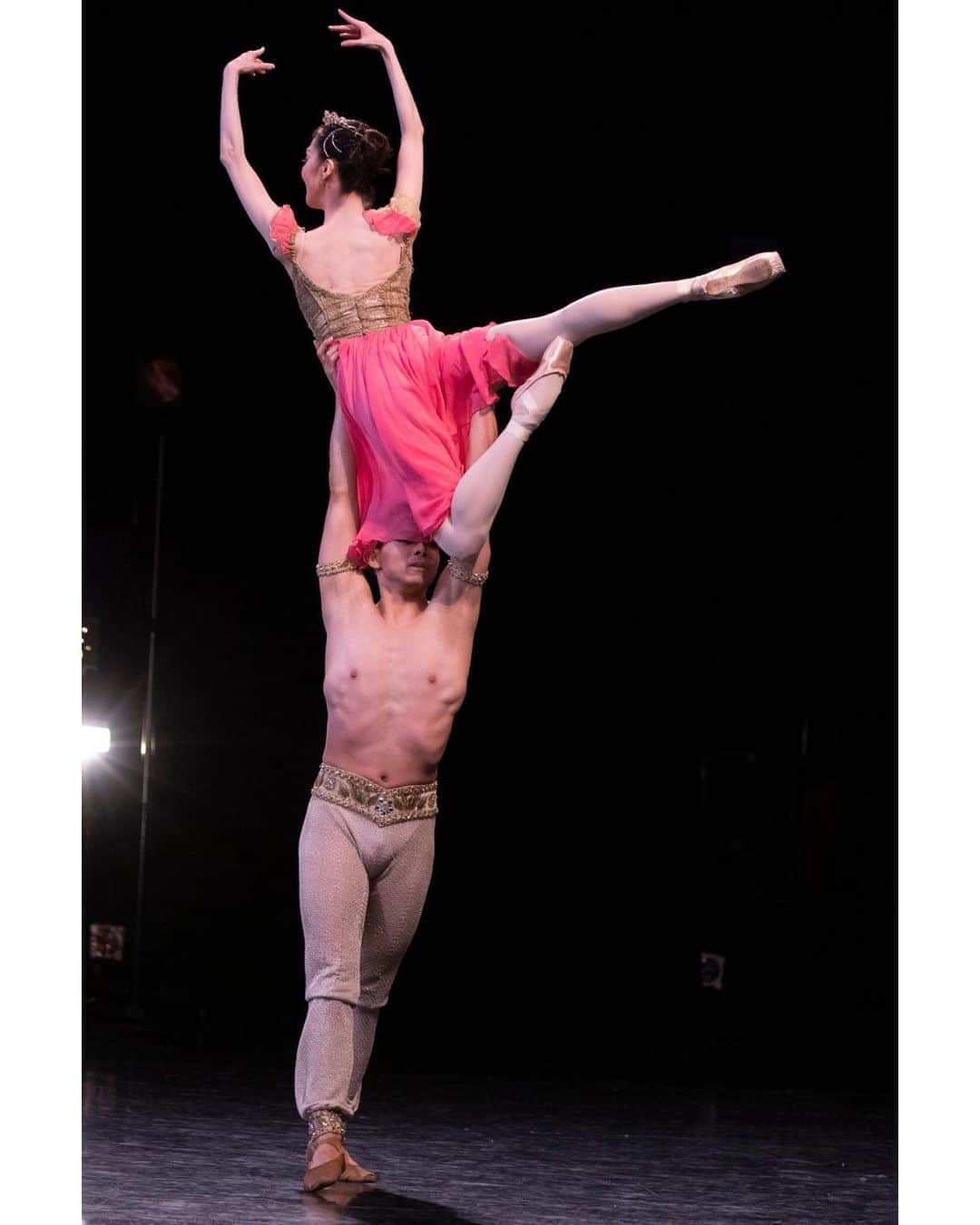 牧阿佐美バレヱ団さんのインスタグラム写真 - (牧阿佐美バレヱ団Instagram)「Behind the scenes Summer Ballet Concert 2020 8/11/2020  by Photographer Akihiko Yokoi @akihiko_yokoi  写真は「サマー・バレエコンサート 2020」 「海賊」よりグラン・パ・ド・ドゥ キャスト：#青山季可 、水井駿介( @shunsuke_mizui )  全写真はダンサーズブログに掲載しています。 （ @asamimakiballettokyo ）プロフィール欄にあるURLから、ダンサーズブログをご覧ください。 * * * * * #牧阿佐美バレヱ団 #牧阿佐美バレエ団 #AsamiMakiBallet #ballet #balletdancer #バレエ #クラシックバレエ #dancer #dancerphotography #dancephoto #balletphotography #instagramfordancers #balletlife #worldwideballet #文京シビックホール」9月9日 18時18分 - asamimakiballettokyo