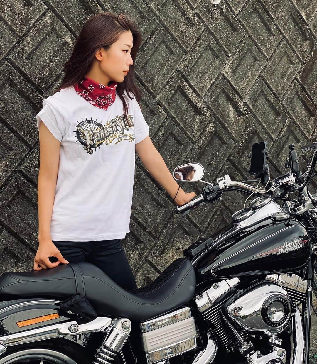 中嶋真緒さんのインスタグラム写真 - (中嶋真緒Instagram)「雨に打たれる前に 帰ってこれた♥️☔️  Tシャツかっこいいでしょ？ FWTの新作！💋 お揃いにしませんか…👀 （PRとかではありません🙅‍♀️笑）﻿ ﻿ ﻿   ﻿ ﻿ ﻿  YouTubeチャンネル🐮 アスファルトカウガールで検索！  #まおのバイク #ヤマハバイク #ハーレー　#ハーレー女子　#バイク #大型#アライ #バイクツーリング #バイク女子 #bikegirl #scr950 #yamaha #yamahaが美しい #女子ツーリング #バイク女子と繋がりたい #バイク好きな人と繋がりたい #レディースバイク #レディースバイカー」9月9日 18時18分 - mao.nkjm