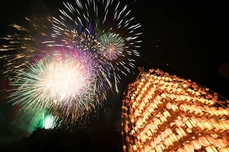 さいたまつりのインスタグラム：「【🏮埼玉の祭りハイライト🏮 〜「寄居玉淀水天宮祭」〜】 「寄居玉淀水天宮祭」は、水難除けや安産、子育てなどを祈願するお祭りです！ 見どころは美しい花火とぼんぼりや提灯を灯した舟山車の競演🎆 「関東一の水祭り」と呼ばれる幻想的な光景は必見です✨ 　 === 　 1枚目の写真は見どころの舟山車と花火の競演！ 　 2枚目は昼間の神輿巡幸の様子。寄居の町内を練り歩いてきた神輿が会場の玉淀河原に到着すると、そのままの勢いで川に突入！？ 　 3枚目は舟山車が川面に映り込む様子。訪れた観客を魅了します👀 　 4枚目は、舟山車の中で地元の子どもたちが勢いよく祭囃子を演奏する様子。素敵な夏の思い出になること間違いなしです🥁 　 === 昼夜で楽しめる「寄居玉淀水天宮祭」を来年は見てみてはいかがでしょうか？ ＊＊＊ 2020年度の「寄居玉淀水天宮祭」は、新型コロナウイルス感染拡大防止のため中止となりました。  #寄居玉淀水天宮祭 #さいたまつり #埼玉 #saitama #saitamatsuri #japan #祭 #matsuri #festival」