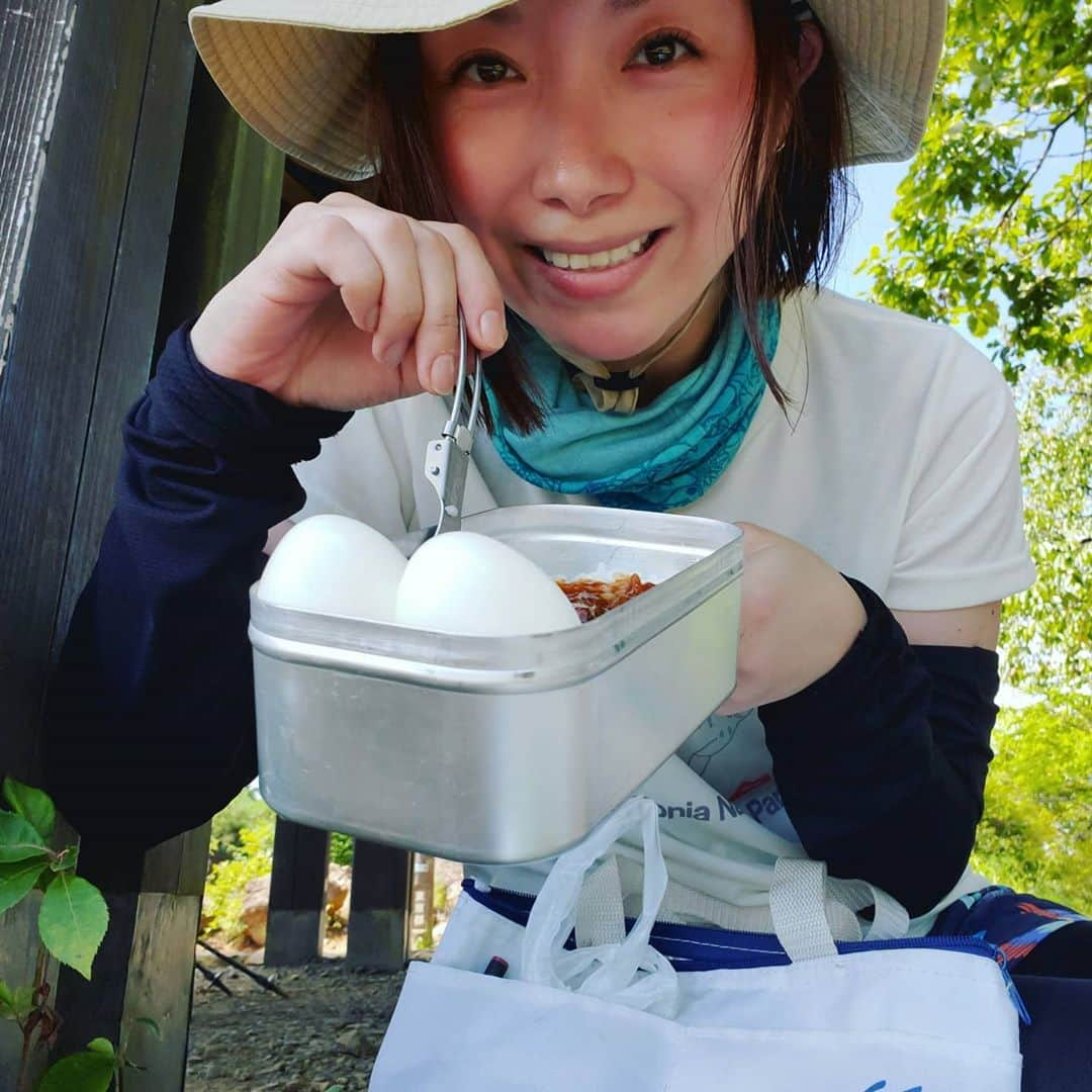 加藤ツバキさんのインスタグラム写真 - (加藤ツバキInstagram)「御岳山→奥の院→七代の滝→日の出山→つるつる温泉 快晴だったのでピコシェルターの出番はなし！ カレーラインナップ自慢しといてまさかのハヤシです😋（一応昨日の写真の右上に箱だけ写ってはいるのだよ 笑）メスティンでお米炊きつつふたの上でついでに温めも。らくちーん！ お昼どきで日の出山山頂は賑わっておりました。平日なのに意外と人多かったなー 下り調子に乗ってほぼ小走りだったのと、七代の滝から長尾平への登りがえげつなかったんで明日はカラダバッキバキかも👿こわー😂 ラストはつるつる温泉でサクッと一杯やって早めに帰宅🙆 コロナで新しい登山ルールもあるし、色々気をつけつつ…って思って気合い入れて行ったけどまずぼっちだから密はなし！というわけで、ゆるゆると山歩きを再開していきたいところ。ただ都内から出るかどうかは悩みどころ🤔丹沢行きたいなー #御岳山 #日の出山 #ヤマメシ #メスティン #雑め #つるつる温泉 #マジつるつる」9月9日 18時20分 - katotsuba_desu