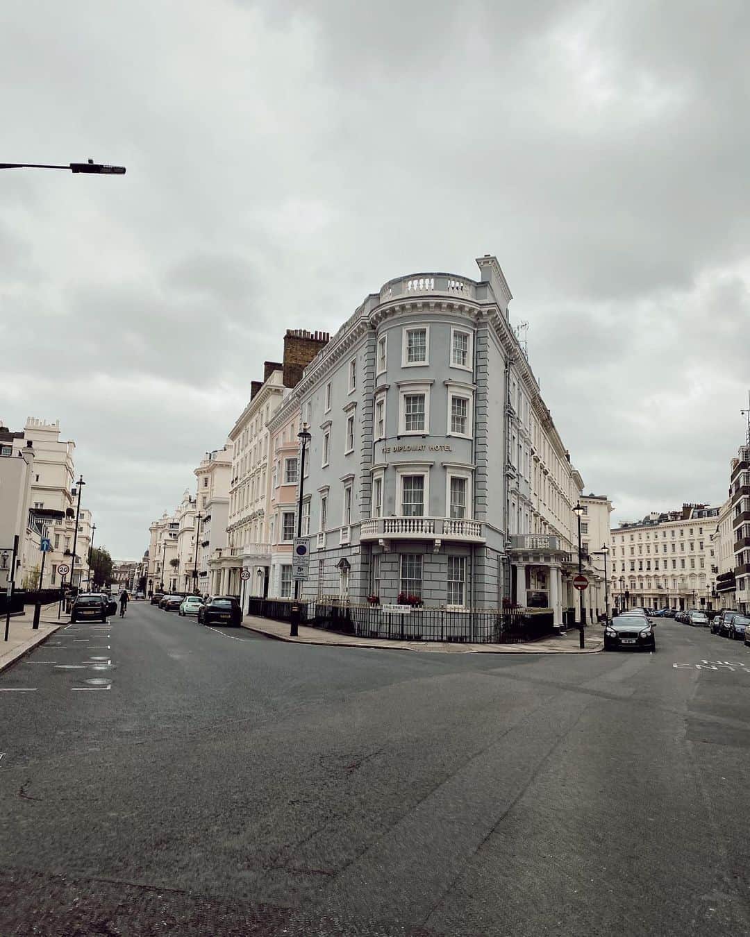 シャニーナ・シャイクのインスタグラム：「I’ll be calling London home ....for a little while」