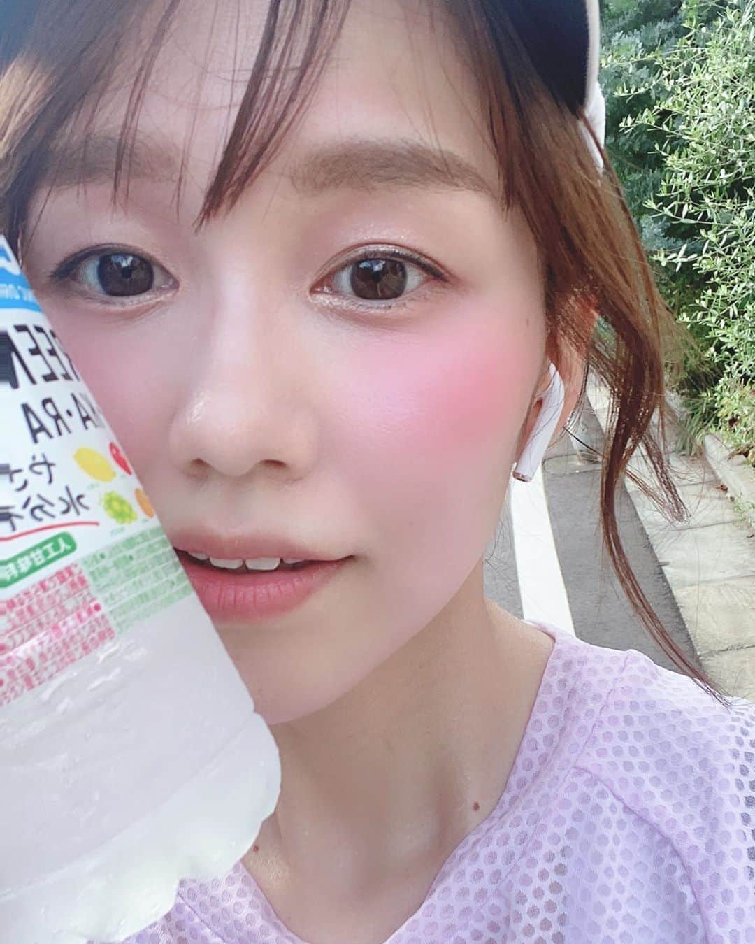 のインスタグラム：「⠀  先日、ボディートレーニングへ＊ ⠀ ⠀ ずっと解消したかった、左足の筋力の問題が⠀ (あったのです。笑)⠀ 少しずつですが、やっと、クリアになってきました☺️😢✨ ⠀ ⠀ 実は、ここまで約半年間⠀ ずっとトレーニングを続けています🏃‍♀️🙂 ⠀ ⠀ 身体が弱かったからこそ⠀ 歌い続けられる身体のために始めたrun。 ⠀ ⠀ 今ではもうすっかり生活の一部になり😊⠀ なんだったら性格さえ更にど・ポジティブに変えてくれた(笑)大好きなrun＊⠀ ⠀ ⠀ そして、なにより⠀ 自分のために始めたはずのrunが⠀ 今ではたくさんのアーティスト仲間やお友達に 一緒にはしってみたい！😊なんてお声をかけていただく機会がほんとうに増えて＊ ⠀ ⠀ さらに一緒に走ったみんなが⠀ 終えた後、本当に良い表情をみせてくれ、、、😭😊😊😊 ⠀ ⠀ まさか、教えていただいてばかりだった⠀ わたしでもこうしてお伝えできることがあるなんて！と、その顔を見るたび、毎回わたしが感動してしまいます。。😢⠀ ⠀  ⠀ ⠀ 身体が劇的に弱かったからこそ(笑)⠀ 繊細な部分の悩みもみえるので⠀ そんなところもお伝えしながら⠀ これからもマイペースにrunライフを⠀ 楽しんでいけたらと思います☺️✨🤲⠀ ⠀ ⠀ はぁ、、とりあえず、、、⠀ 左足の筋肉ちゃん、がんばってくれてありがとう🥰🥰笑 ⠀⠀ ⠀ #enjoy #running #happy #training #sports #love #ランニング #走り終えた後の #表情が #最高 なんです #幸せホルモン #セロトニン #ポジティブ #どんどん強くなります #笑 #いいことばかり #努力 #結果 #目に見えてわかるのが嬉しい #立石純子 #はだのブランドアンバサダー #シンガーソングライター #likes  #instadaily #followforlike #enjoy #enjoylife」