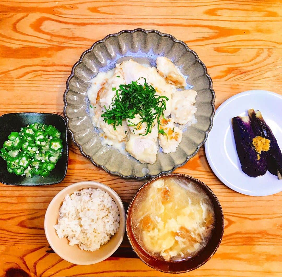 土井玲奈さんのインスタグラム写真 - (土井玲奈Instagram)「おうちごはん🍚 ・鶏むね肉のとろ〜りチーズ焼き ・蒸しナス ・オクラのナムル ・鶏皮出汁の玉子とじスープ  無性にチーズが食べたくなって ピカタみたいな感じでチーズで焼いた🧀  蒸しナスはレンジでチンして しっかり冷やした後、 醤油と生姜でシンプルに味付け🍆 おナスの刺身みたいで美味✨  鶏むね肉で余った皮もったいないので カリカリに炒めて、 鶏脂を出汁にスープに！ 濃厚だけどあっさりしてて美味しい！ 今気づいたけど親子スープやな🐓🐣  #鶏むね肉レシピ #チーズ好きにはたまらない #chicken #cheesedish #起司 #치즈 #また鶏肉料理 #バストに変化無し #dinnertime #저녁밥 #晚餐 #อาหารเย็น #makanmakan   #portraitphotography #portrait_shots  #portraitofjapan #instadaily #iphoneography #actress_jp #actresslife  #actressgallery #tokyo #osaka #土井ごはん」9月9日 18時32分 - doixreina