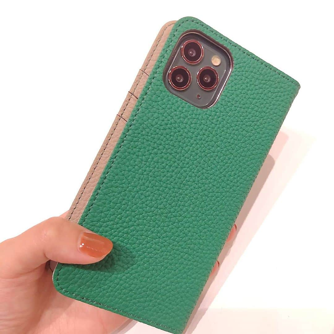 caseplayさんのインスタグラム写真 - (caseplayInstagram)「. 【新色登場✨】LORNAPASSONIから新たな4色が😍 . Light Blue×Light Gray . Purple Rose×Black . Velvet Green×Light Gray . Light Gray×Purple Rose . 軽くて手に馴染む、大人気の本革ケースです☺ . #lornapassoni #ロルナパッソーニ #本革スマホケース #スマホケース手帳型 #バイカラー #男女問わず #ミニマリスト #カードケース #新商品 #高級感 #レザー小物 #シンプルイズベスト #お揃い #iPhoneケース #スマホケース #プレゼントに最適 #経年変化 #大人女子 #ピンク推し #ビビットカラー #シュランケンカーフ #2020aw #東急プラザ銀座 #tokyuplazaginza #foxginza #銀座 #ヒンカリンカ #hinkarinka #instagood #followme」9月9日 18時31分 - fox.inc_store