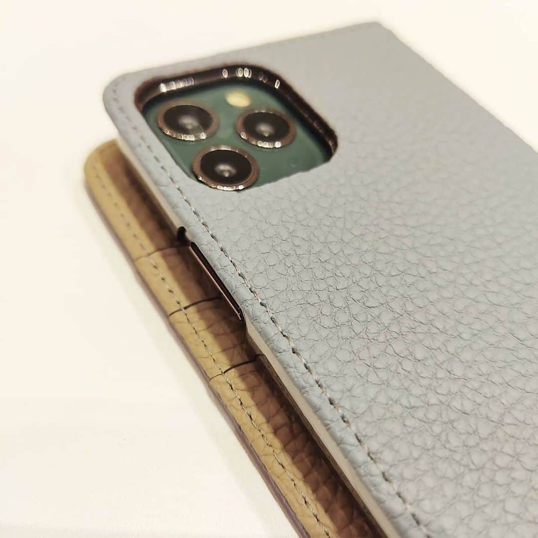 caseplayさんのインスタグラム写真 - (caseplayInstagram)「. 【新色登場✨】LORNAPASSONIから新たな4色が😍 . Light Blue×Light Gray . Purple Rose×Black . Velvet Green×Light Gray . Light Gray×Purple Rose . 軽くて手に馴染む、大人気の本革ケースです☺ . #lornapassoni #ロルナパッソーニ #本革スマホケース #スマホケース手帳型 #バイカラー #男女問わず #ミニマリスト #カードケース #新商品 #高級感 #レザー小物 #シンプルイズベスト #お揃い #iPhoneケース #スマホケース #プレゼントに最適 #経年変化 #大人女子 #ピンク推し #ビビットカラー #シュランケンカーフ #2020aw #東急プラザ銀座 #tokyuplazaginza #foxginza #銀座 #ヒンカリンカ #hinkarinka #instagood #followme」9月9日 18時31分 - fox.inc_store