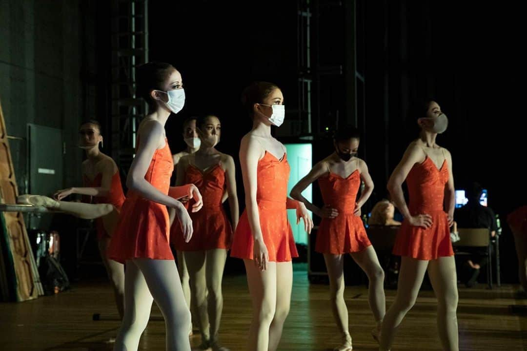 牧阿佐美バレヱ団さんのインスタグラム写真 - (牧阿佐美バレヱ団Instagram)「Behind the scenes Summer Ballet Concert 2020 8/11/2020  by Photographer Akihiko Yokoi @akihiko_yokoi  写真は「サマー・バレエコンサート 2020」 「トリプティーク（青春三章）」  全写真はダンサーズブログに掲載しています。 （ @asamimakiballettokyo ）プロフィール欄にあるURLから、ダンサーズブログをご覧ください。 * * * * * #牧阿佐美バレヱ団 #牧阿佐美バレエ団 #AsamiMakiBallet #ballet #balletdancer #バレエ #クラシックバレエ #dancer #dancerphotography #dancephoto #balletphotography #instagramfordancers #balletlife #worldwideballet #文京シビックホール」9月9日 18時25分 - asamimakiballettokyo