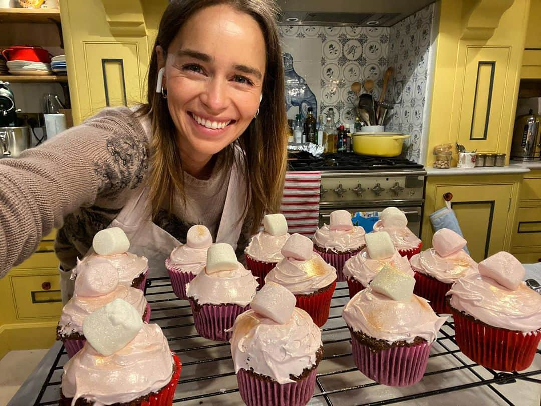 エミリア・クラークさんのインスタグラム写真 - (エミリア・クラークInstagram)「Lockdown or not apparently I will keep baking.... 😎💁‍♀️  Yup. I bought edible glitter spray. And yup I highly recommend it. (Works on porridge, hell it even works on ted)  #👩‍🍳」9月9日 18時26分 - emilia_clarke