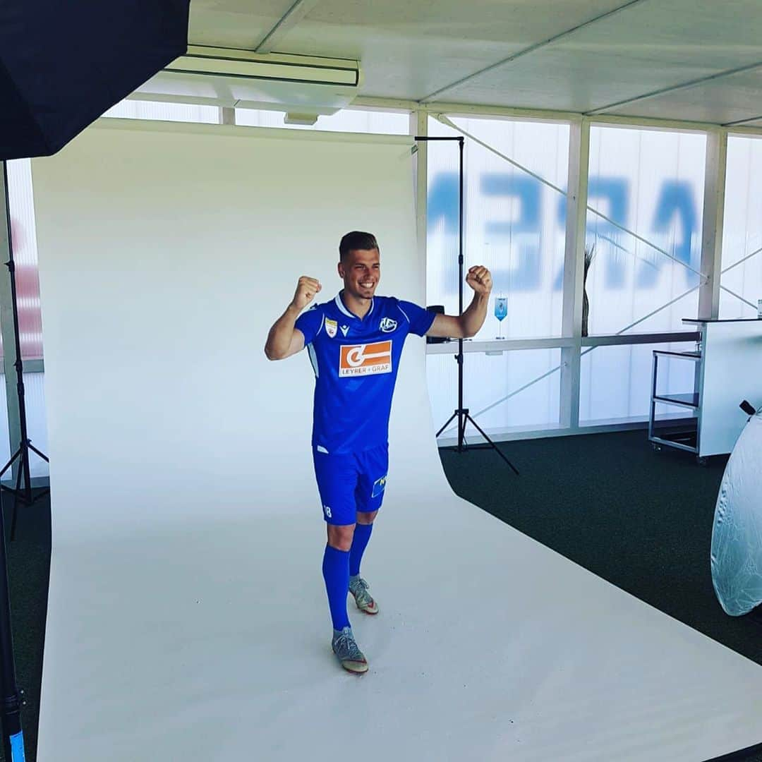 SVホルンさんのインスタグラム写真 - (SVホルンInstagram)「Media-Day beim SV Horn   Erste Einblicke in das heutige Fotoshooting unserer Kampmannschaft für die Saison 2020/21.   Viel Action und Spaß stand am Programm!   Wer ist schon Neugierig auf die Neuen Mannschafts- und Porträtfotos?  #svhorn #bepartofit」9月9日 18時27分 - svhorn1922