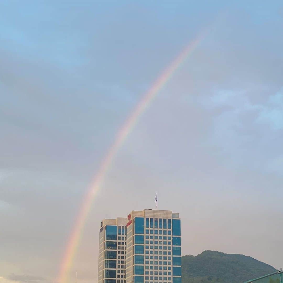 キム・ダヘのインスタグラム：「우와 무지개다... 🌈 서울에서 이렇게 큰 무지개는 처음 보는거같아요!!!!!! 오늘도 행복한하루되세요 여러분」