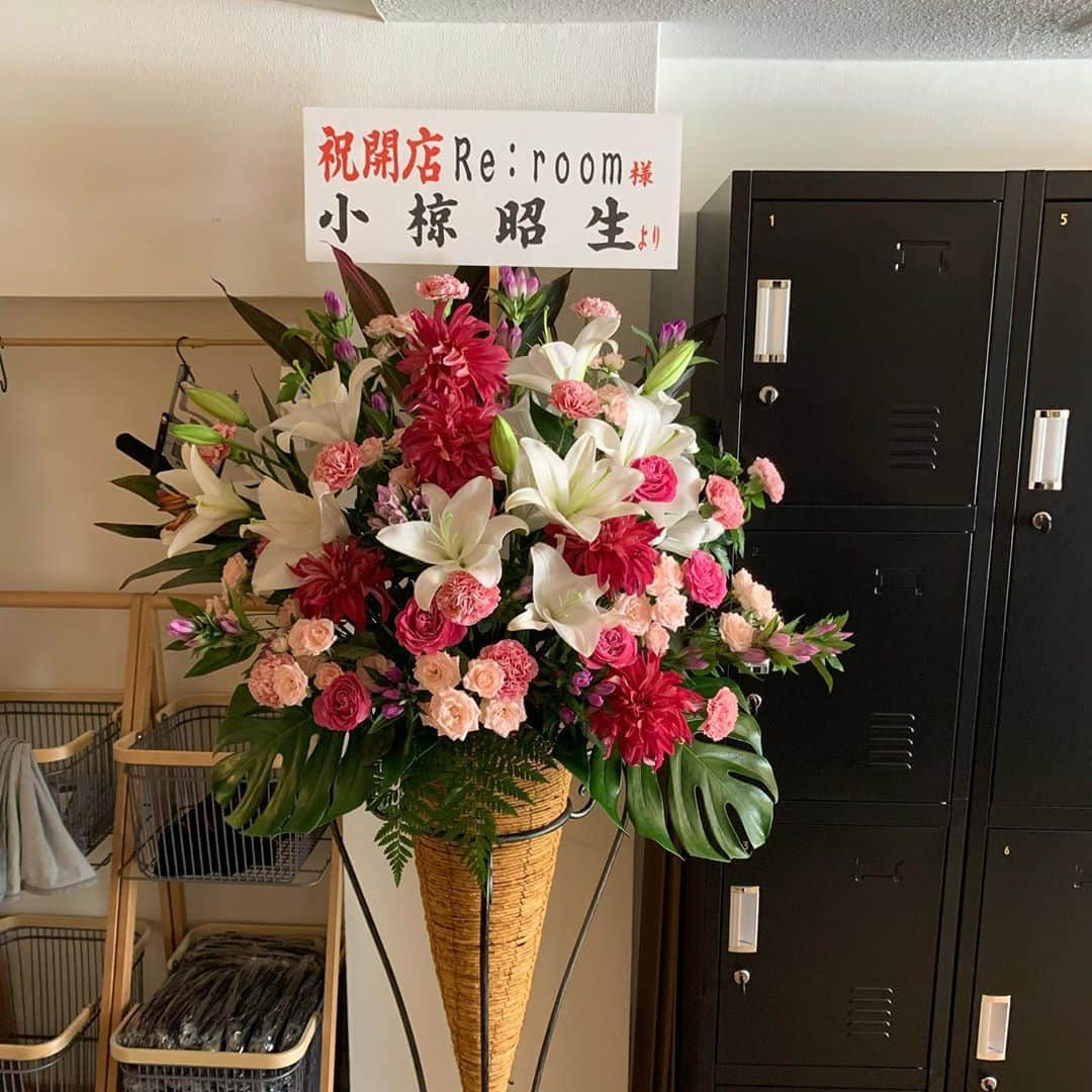 小椋祥平さんのインスタグラム写真 - (小椋祥平Instagram)「9月8日に無事、Re:roomをオープンすることができました！﻿ ﻿ 沢山のお祝い、Re:roomに来て下さった方、本当にありがとうございました！﻿ ﻿ お礼が遅くなり、すみません。﻿ ﻿ まだスタートしたばかり。これから多くの方のリカバリーのお手伝いができるように頑張ります！！﻿ ﻿ これからもRe:roomを宜しくお願いします！﻿ ﻿ 最後の写真、小椋昭生は僕の親父です。﻿ 親父、お花デカすぎだよ…笑﻿ ﻿ ﻿ #小椋祥平﻿ #reroom﻿ #tokyo﻿ #ginza」9月9日 18時40分 - shohei_40