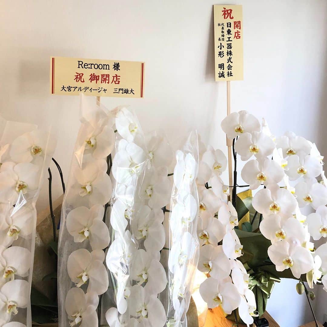 小椋祥平のインスタグラム：「9月8日に無事、Re:roomをオープンすることができました！﻿ ﻿ 沢山のお祝い、Re:roomに来て下さった方、本当にありがとうございました！﻿ ﻿ お礼が遅くなり、すみません。﻿ ﻿ まだスタートしたばかり。これから多くの方のリカバリーのお手伝いができるように頑張ります！！﻿ ﻿ これからもRe:roomを宜しくお願いします！﻿ ﻿ 最後の写真、小椋昭生は僕の親父です。﻿ 親父、お花デカすぎだよ…笑﻿ ﻿ ﻿ #小椋祥平﻿ #reroom﻿ #tokyo﻿ #ginza」