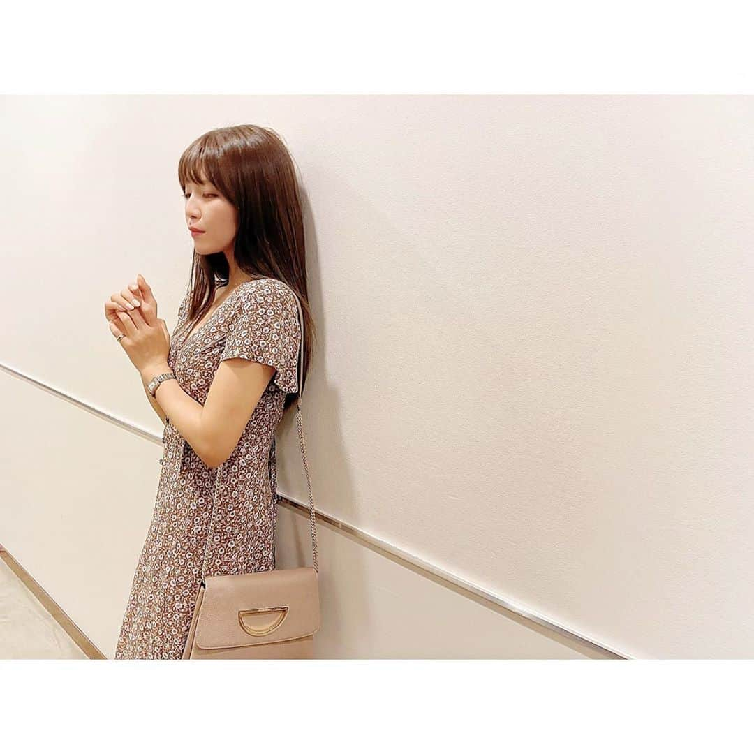 宇野実彩子さんのインスタグラム写真 - (宇野実彩子Instagram)「.﻿ ミックスチェックの日のコーデ🎧👗﻿ 花柄ワンピは @fray_id 🌼﻿ ﻿ 髪色は秋冬の撮影に向けてトーンを落としたよ👩🏻✨」9月9日 18時35分 - misako_uno_aaa