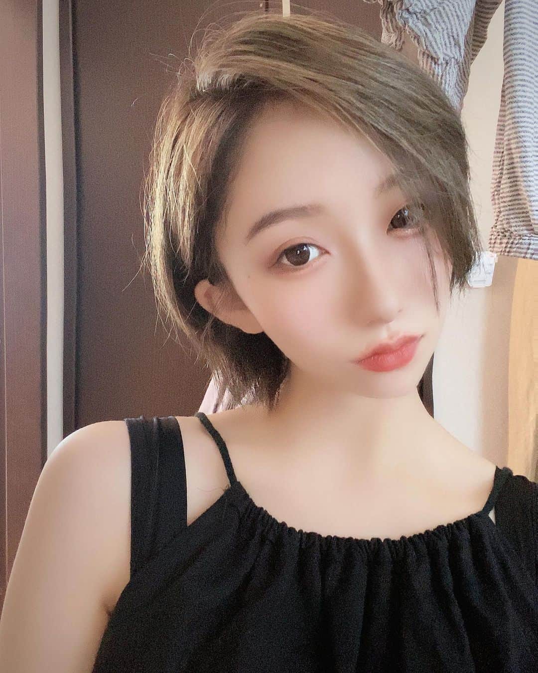 大石ほのかのインスタグラム：「久しぶりの自撮り♡ 眉毛の形変えてみた…🤔笑 あーまつえくしたぁい メイク道具ほしいーー😂😂 . このワンピ好きなんだけどブラ見えるのかっこ悪いからヌーブラにしよって思ってたのに 暑すぎて汗かいてくっついてくれなくて断念…💧 汗かいてもへーきで 背中あいてるワンピでも見えないよーなの… なんかいいのないかなぁ？ 知ってる人教えてください🙏🥺💓 .    #likeforlike#❤#followforfollowback#follow#me#baby#メイク#ススキノ#ヌーブラ #pregnant#love#pregnancyphoto #photo#かわいい#dog#犬#海#空#sea #family#followｍe#follow4follow#f4f#pretty#cutedog#ワンピースコーデ #撮影#shorthair #ランチ」