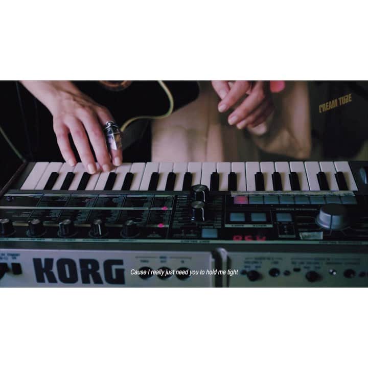 リアンヌのインスタグラム：「At Home Live Performance of “Good Dog” with a Boss RC-30 looper pedal wearing my lounge kimono robe 😎👘 Full version is up on YouTube! ルーパーペダルを使って「Good Dog」を家でソローライブパーフォマンスしました！私のYouTubeにフルあります！」