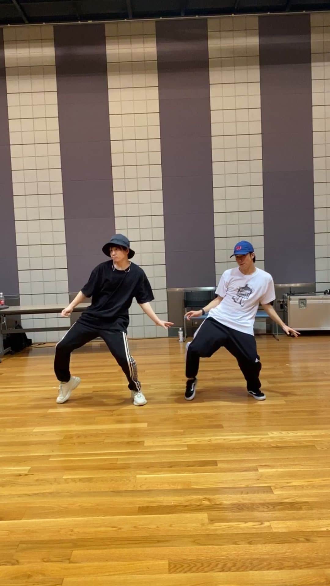 花村想太のインスタグラム：「颯と踊ってみました！ Twitterには別テイクを載せてます！  #BTS #dynamite #da_ice」