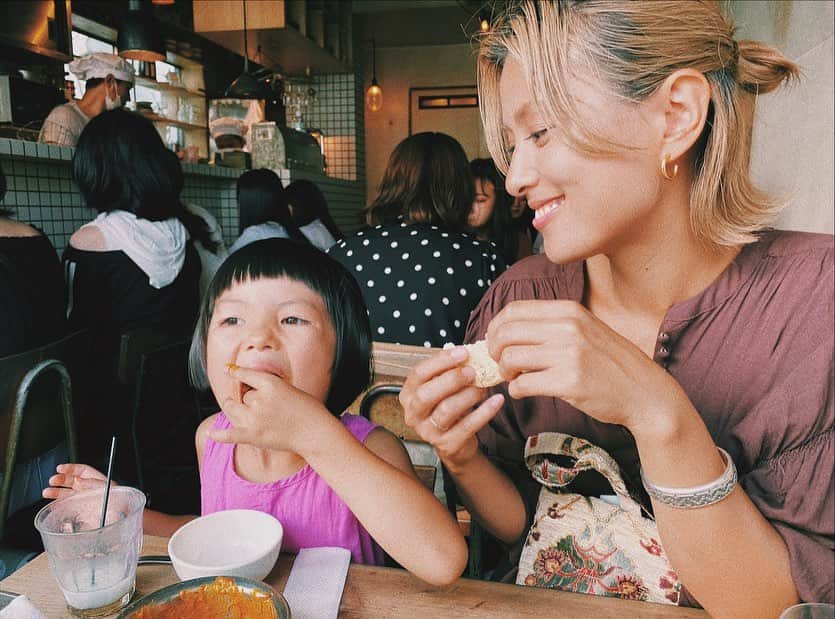 国枝洋子のインスタグラム：「このあいだ吉祥寺で行ったカレー屋さん🍛  暑い中、たくさんの人が並んでてびっくり！ 人気なお店なんだなー、 と私達もせっかくだから並んでみました♡笑  暑い日ってカレーが食べたくなるのはなんでだろう🤔  わたしだけ？？」
