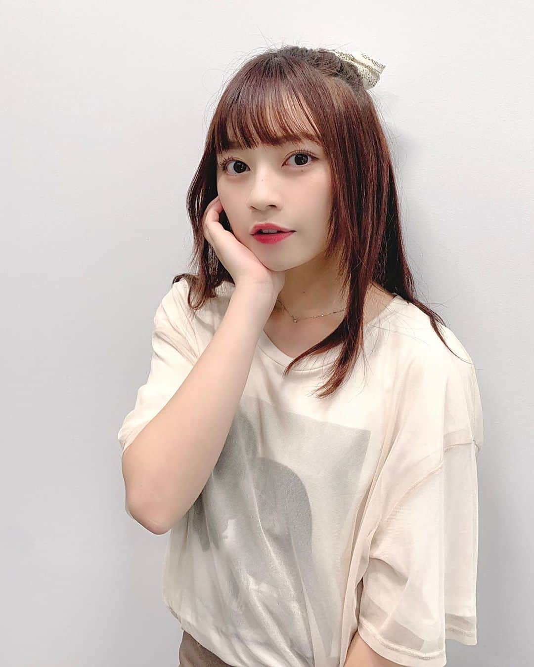 廣川奈々聖のインスタグラム：「撮影でヘアアレンジしてもらったとき🐁❤︎﻿ ﻿ リボンにしてるスカーフは私物で、メイクさんに可愛くつけてもらった！よ！ ﻿ ﻿ ﻿ ﻿ ﻿ ﻿ #ヘアアレンジ#撮影#ハーフアップアレンジ#スカーフヘアアレンジ#ゆるウェーブ#hairarrange」