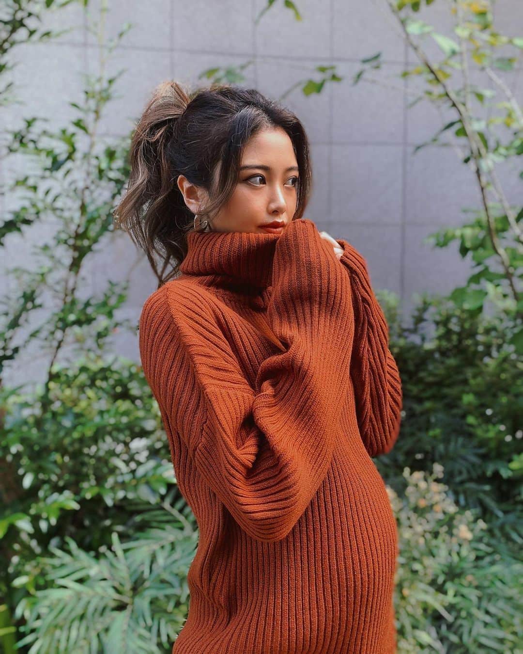 Yumaikaのインスタグラム：「autumn / winter の新作達の撮影日🌞  妊婦姿で紹介しても参考にならないしなぁと思っていたけど 毎日たくさんのdmを頂いていて、私以外にもお洋服に困ってる妊婦さんたちがいることを知って そんな方でも着れるって知ってほしいし、 ちょっとでもその日の気分が上がるように。✨ まだまだ暑い日が続く中、外で体はりました📸✌🏾  暑くて大変な時もあったけど、それ以上に 楽しみに待ってくれている方々に 素敵なかたちでお洋服を届けれることを考えると 不思議と苦じゃなくて🌻  最近涼しくなってきたし、そろそろ秋服の準備もする頃かなと💄  そんなわけで、お待たせしました❤︎  たーくさん　撮影した写真あるので、どんどんアップしていきます❤︎  @helioslivin_official  #helioslivin #autumnfashion」