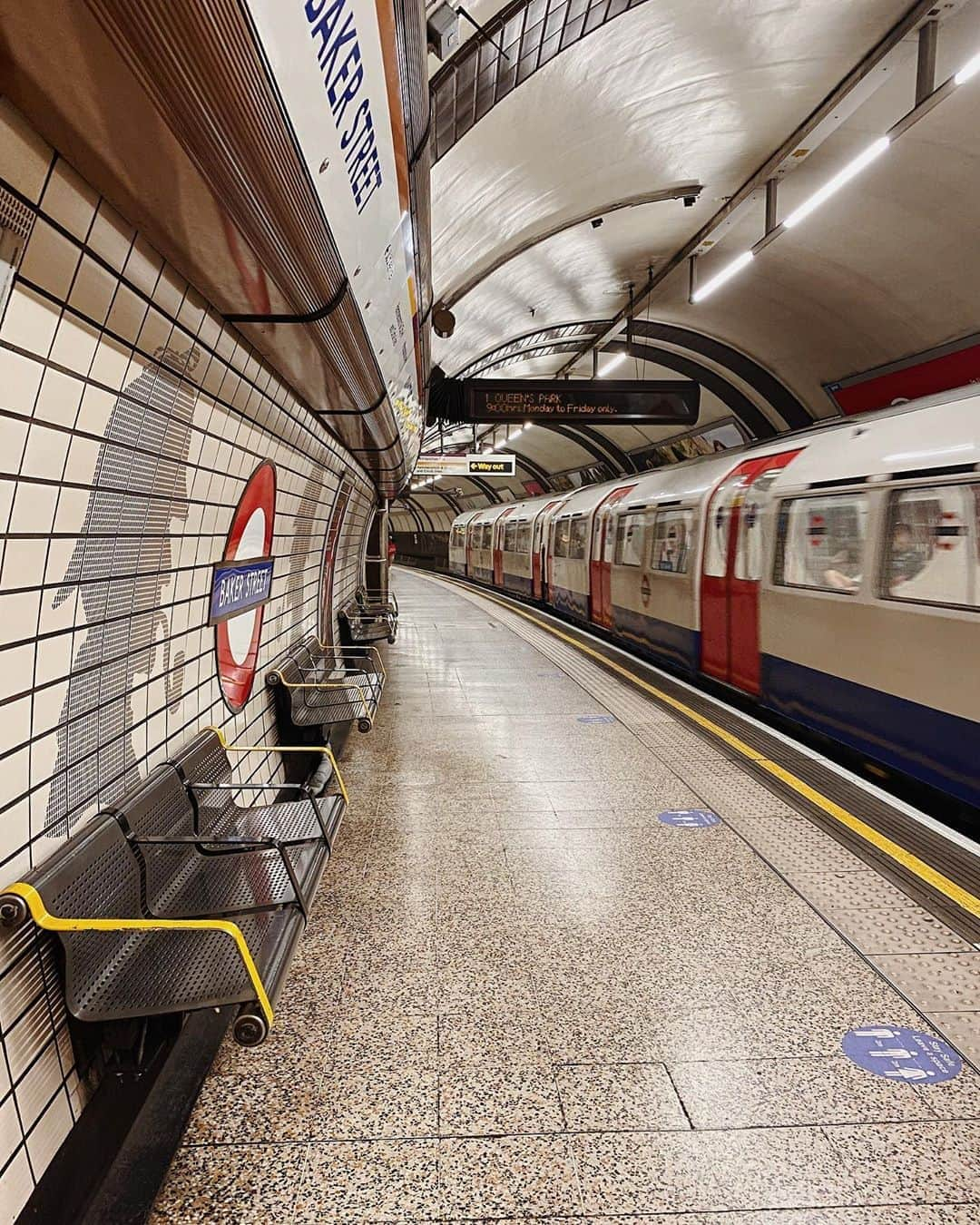 @LONDON | TAG #THISISLONDONさんのインスタグラム写真 - (@LONDON | TAG #THISISLONDONInstagram)「Quiet in #BakerStreet on the #BakerlooLine! 🤎 Love the #SherlockHolmes pic on the left! 🇬🇧❤️🇬🇧 // 📸 @mrlondon   ___________________________________________  #thisislondon #lovelondon #london #londra #londonlife #londres #uk #visitlondon #british #🇬🇧 #bakerloo #sherlock」9月9日 18時47分 - london