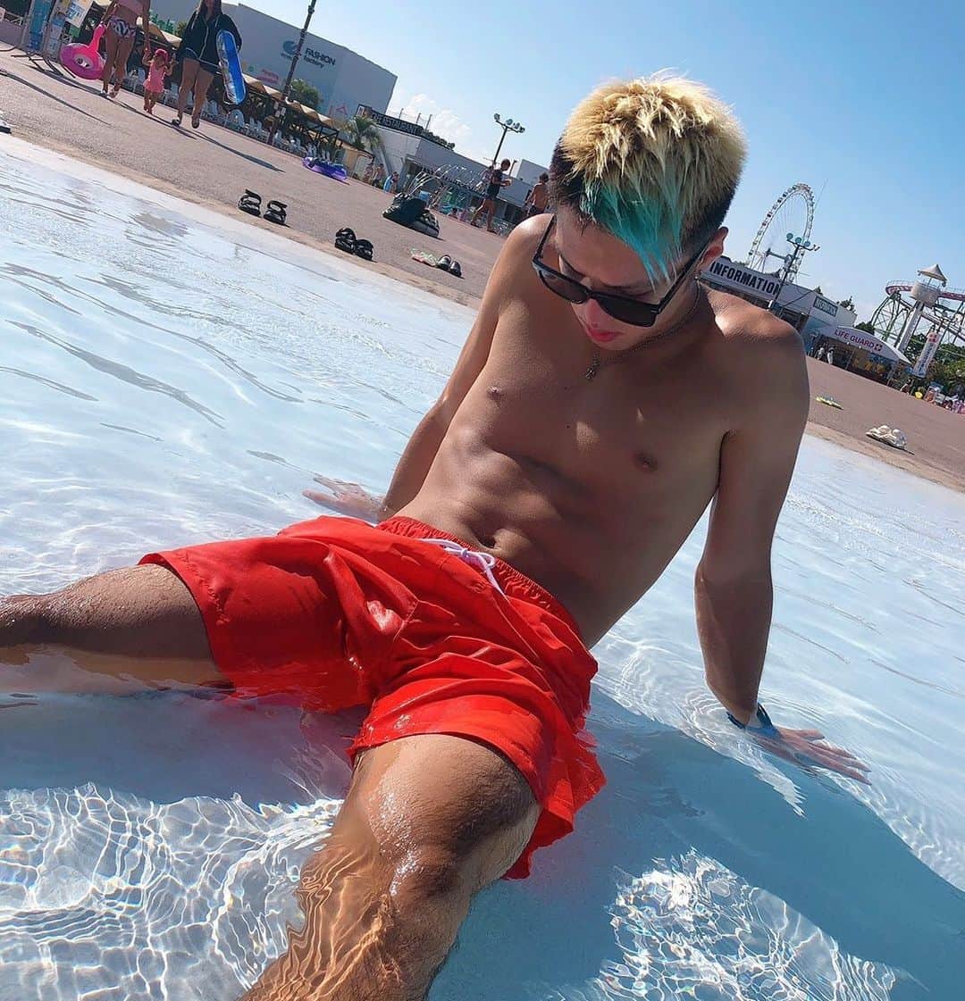 田丸辰さんのインスタグラム写真 - (田丸辰Instagram)「プールに入って頭を冷やそう😕 立ち止まって気付くことがあるかもしれない。  #よみうりランド #プールwai」9月9日 18時47分 - toki.tamaru