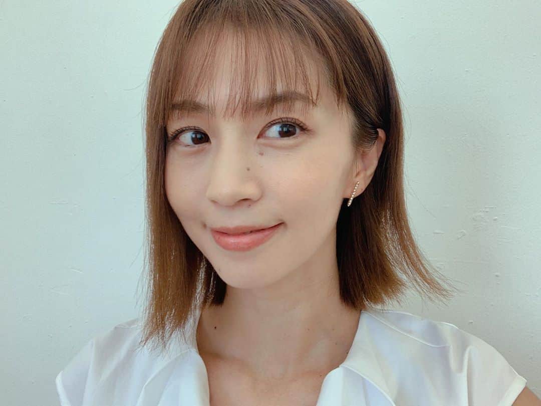 のインスタグラム：「今日はさつえいでした。 メイクさん「髪減ったけど、元々多かったからちょうどいいじゃん！」そんな言葉に励まされる。 先輩ママありがと❤️ やっと落ち着いた抜け毛。お疲れ様、頭✨ 早くもパヤパヤしたやつが沢山生えてきた。 . . . . #make #shooting #work #おっぱいも張らず　#再会 #baby #mama #楽しかった❤️ #family #staff」