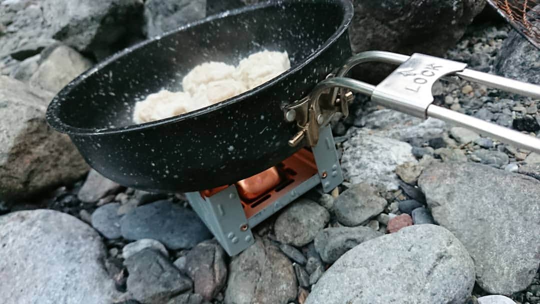 桜花さんのインスタグラム写真 - (桜花Instagram)「初めての固形燃料✨🌷   燃焼時間が限られてるから、 調理てきぱきとできる！気がします🐱🌷🌷🌷笑  残りがあとどれくらいかわかるし、  火にかけたまま放置していいものは、その横で色々出来るしなんだか、楽だな固形燃料🐱🌷  固形燃料にはまりそうです🍀  #エスビット  #esbit #キャンプ  #キャンプギア #camping  #camp  #シュウマイ  #焼売」9月9日 18時48分 - mountainohka