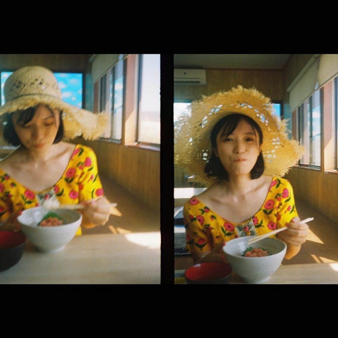 美山加恋のインスタグラム：「もぐ。  #filmcamera  #film #olympus #olympuspen  #penee2 #penee3  #cordinate  #여름코디 #코디  #코디스타그램  #카메라 #필름카메라 #相机 #むぎわら帽子  #ワンピース」