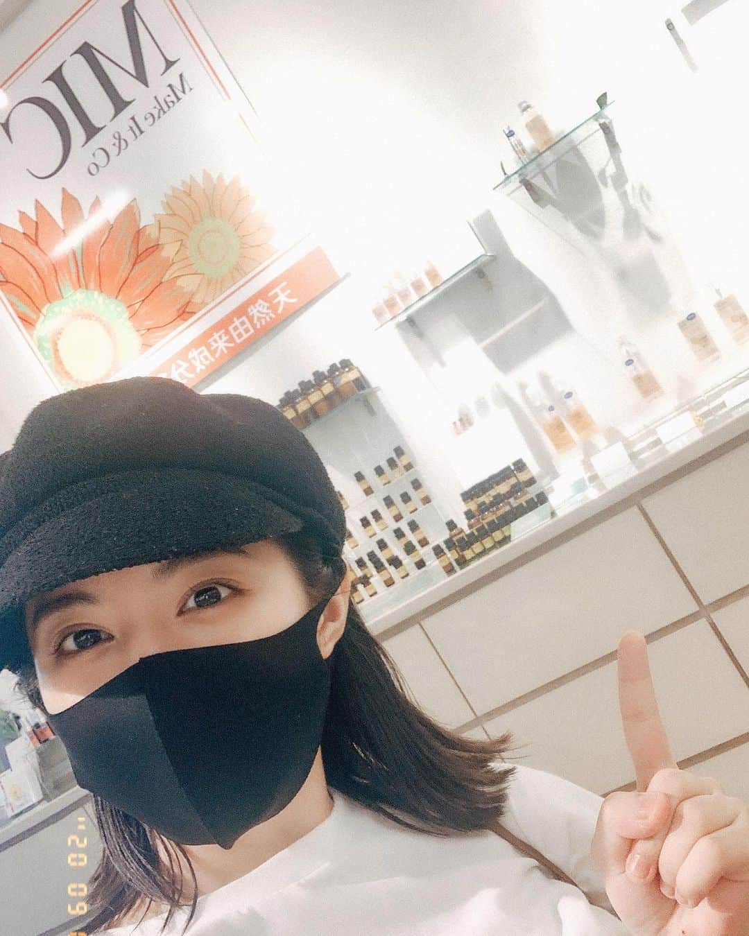 前田美里のインスタグラム：「いつも使ってるウォッシュオイルを買いにきたよ〜。本当にお肌がツルツルになる☺️✨ . . 推しと一緒の香りに包まれて幸せ… . ここ数日ずっと美容day。努力。努力。！！  . . #makeitandco #メイクイットアンドコー #美容 #ウォッシュオイル #オイル  #アロマオイル #ノスタルジック #女子力 #自撮り  #film #film_jp #photo #beauty #selfie #ファインダー越しの私の世界 #写真好きな人と繋がりたい #ヲタク #守屋茜 #欅坂46 #日向坂46 #フォロワー募集中 #costume #japanesegirl #follow #followme #좋아요 #팔로우미 #팔로미 #오오티디」